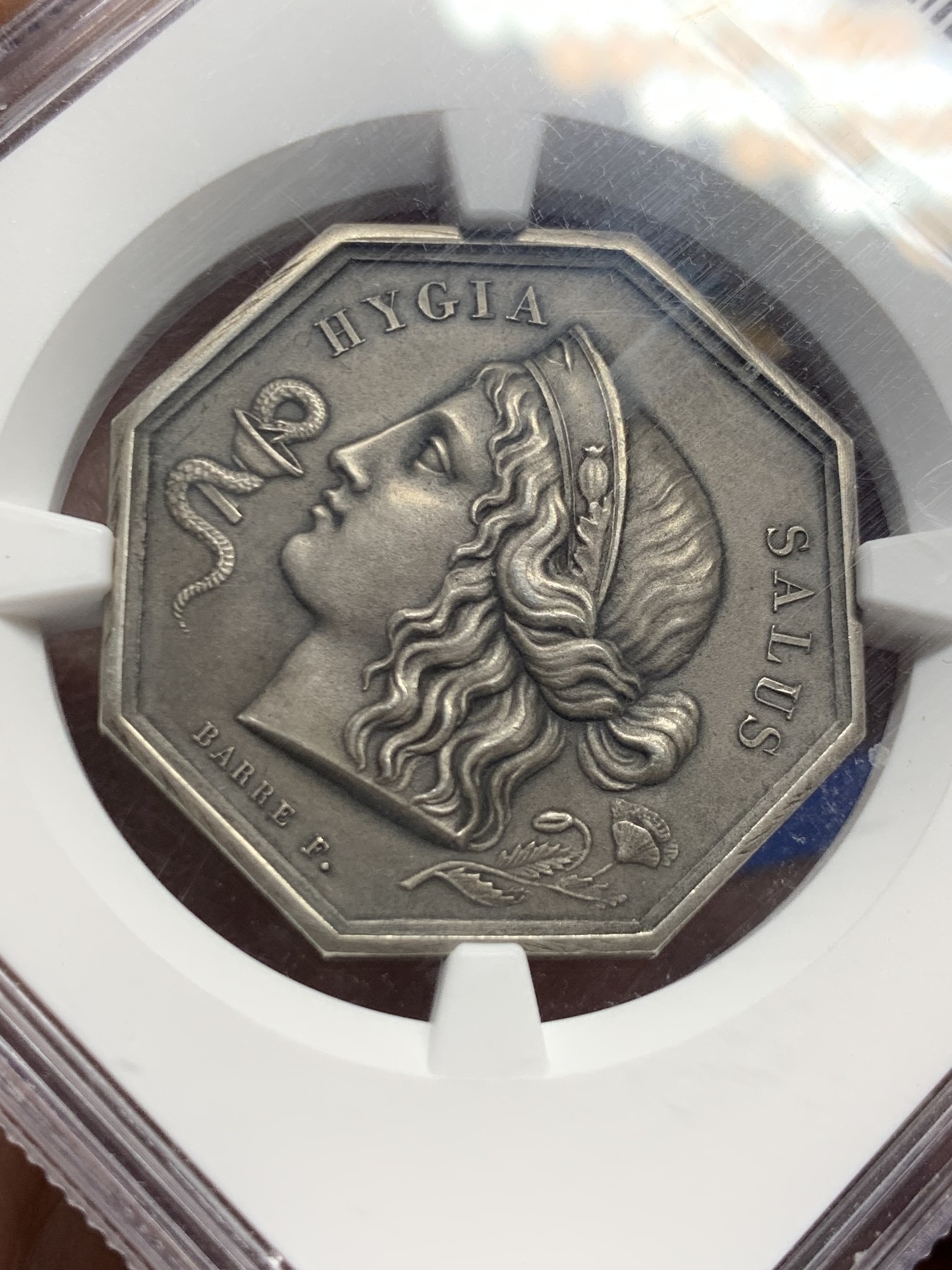 《竞宝斋》第262场-周日，周一，周二 3场连拍 (全场包邮) NGC MS64 法国1924药剂学八角银质代币，正面健康女神海吉亚