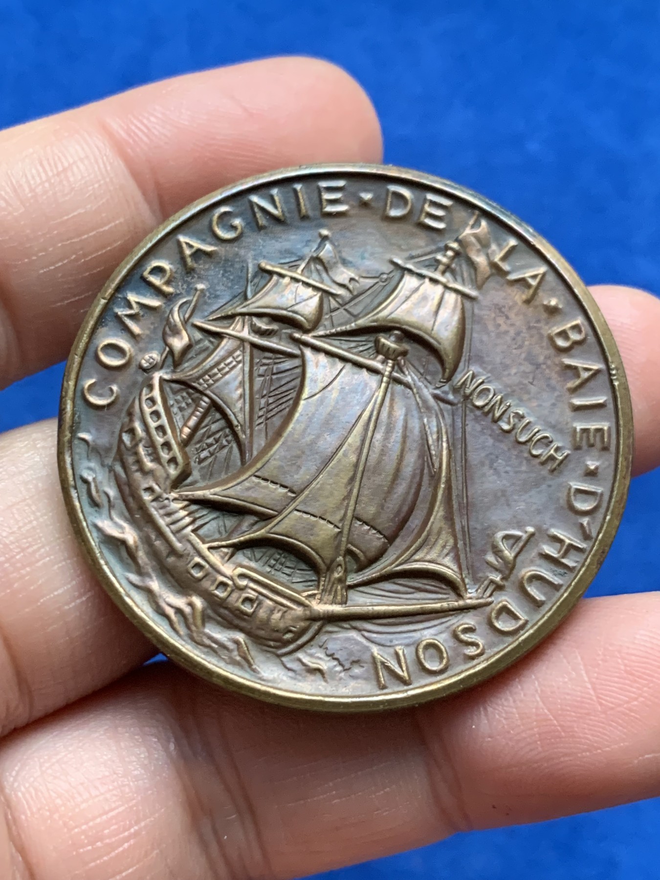 《竞宝斋》第262场-周日，周一，周二 3场连拍 (全场包邮) 1670年成立的美国哈德逊湾公司成立纪念铜章，全北美最早的商业股份公司，也是全世界最早的公司之一，此章是公司成立300周年铸造，仅颁发给重要员工，35.17g，45.2mm