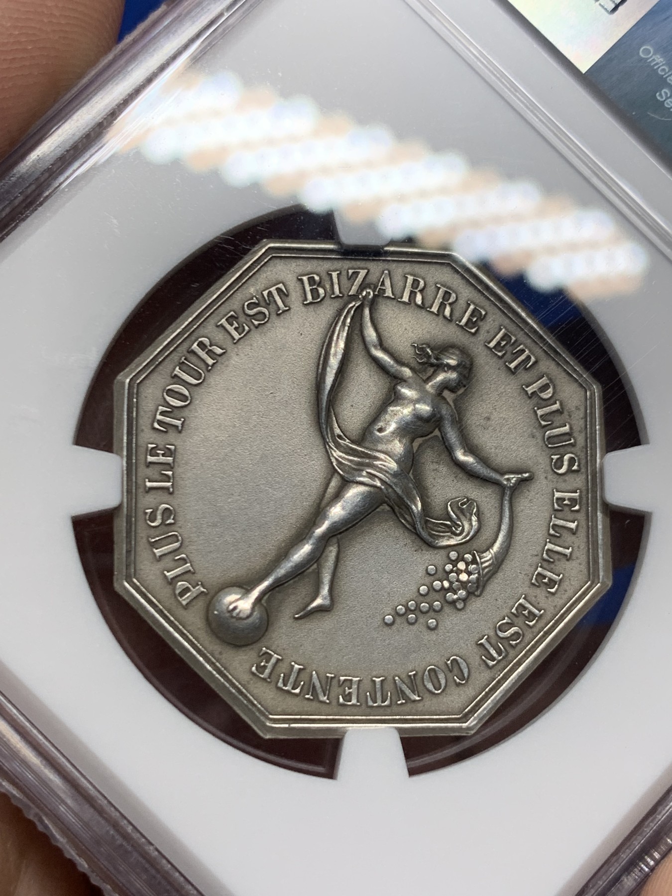 《竞宝斋》第262场-周日，周一，周二 3场连拍 (全场包邮) NGC-MS62 法国双面神系列赌博游戏八角银质代币，铭文：旅程越奇幻，她就越快乐