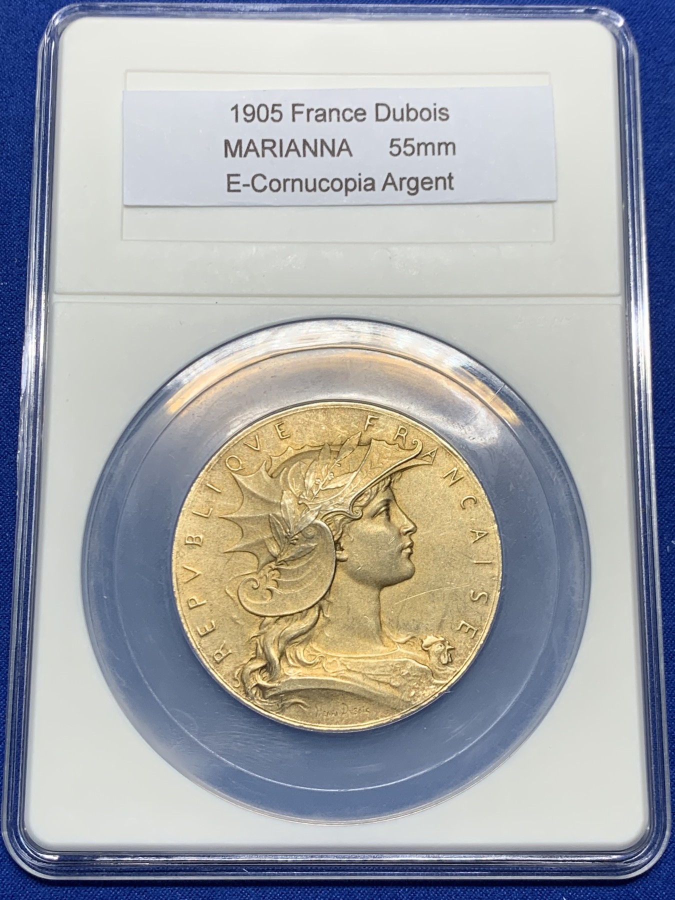 《竞宝斋》第262场-周日，周一，周二 3场连拍 (全场包邮) 法国1905射击节银章，章牌大师杜波瓦(DUBIOS)海马盔甲玛丽安娜代表作品，直径49.7mm 65.4g大型镀金银章，边铭丰饶角Argent银标原铸。双面高浮雕，图案精品艺术性高，这枚自制盒非NGC方便开卸把玩。法国射击节章牌相比德国瑞士低估，好品值得自藏。