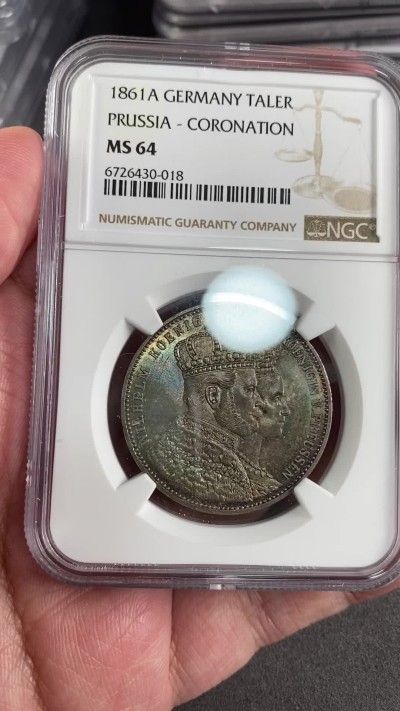 万国钱币拍卖第024期（诸神之战） NGC MS64 1861普鲁士威廉一世登基泰勒，非常常见的品种，但是想找到此等包浆状态的绝非易事，所见最美。