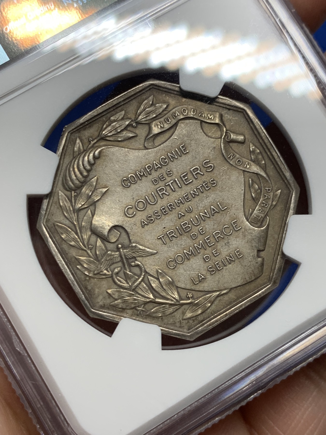 《竞宝斋》第262场-周日，周一，周二 3场连拍 (全场包邮) NGC-MS62 法国塞纳河巴黎商业法庭八角银质代币，商业女神坐在卢浮宫街商业交易所前，旁边是巴黎市徽章