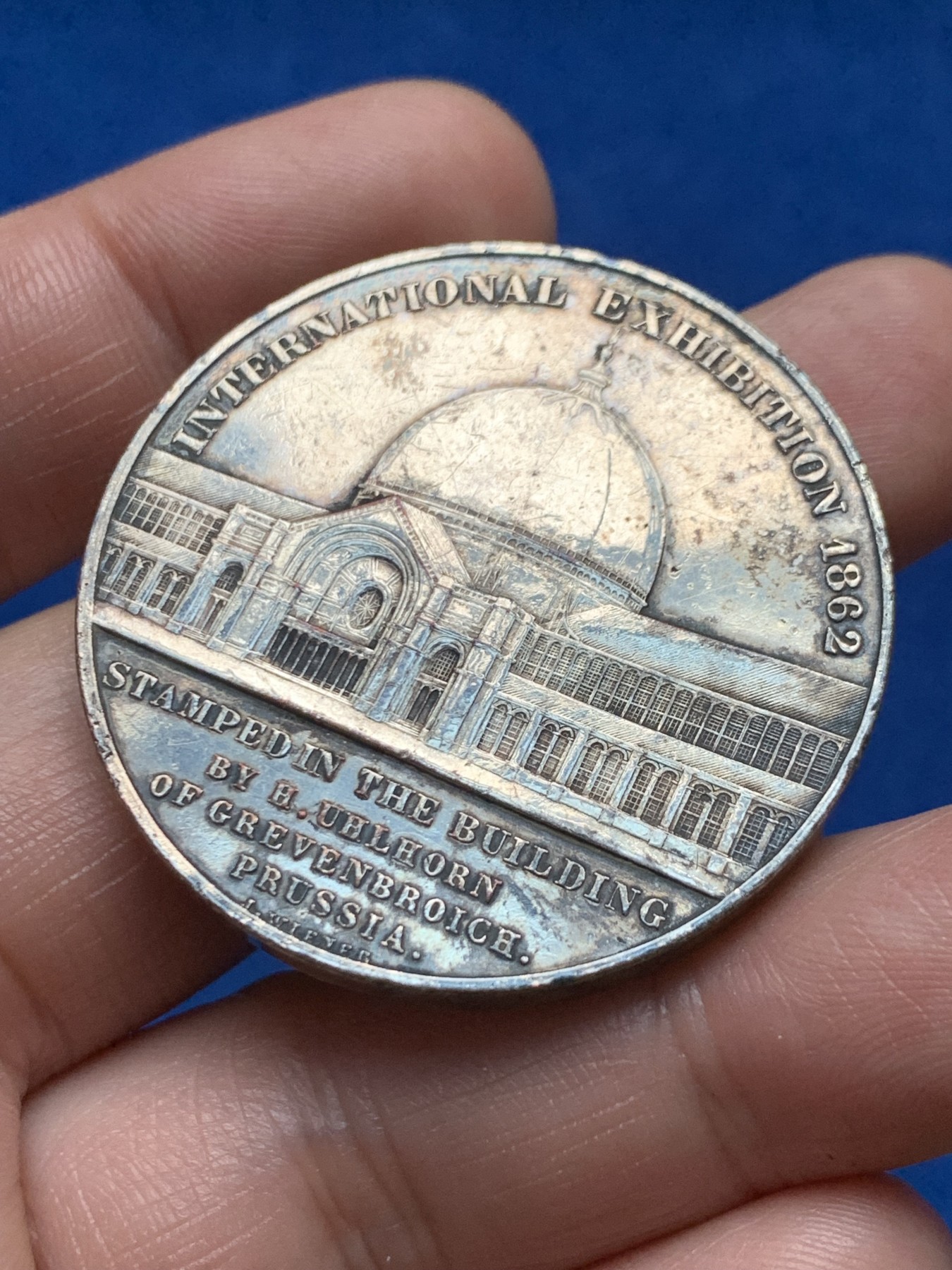 《竞宝斋》第262场-周日，周一，周二 3场连拍 (全场包邮) 英国1862世界博览会纪念镀银铜章 阿尔伯特王子人像 建筑章牌大师Wiener雕刻 很漂亮的设计 可惜有老洗 37.21g 41.2mm