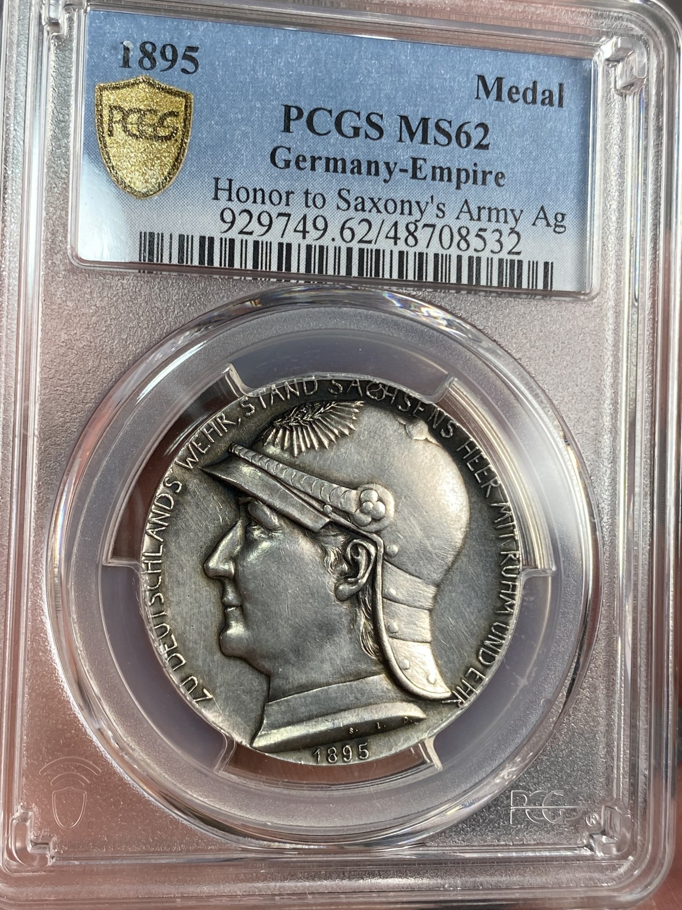 万国钱币拍卖第024期（诸神之战） PCGS MS62 1895年德国萨克森国王阿尔伯特一世纪念普法战争胜利25周年银章 此枚设计在艺术与观赏性上极高 阿尔伯特是一名军事迷 普丹战争时期作为上尉参战 普奥战争中支持奥地利在七周战争中表现出色 有力的阻止普军推进 但最终无法挽回败局 普法战争中萨克森加入北德意志联邦 阿尔伯特在格拉夫洛特战役中大败法军 任第四军团指挥官并参与色当战役最终合围巴黎 战后被德意志皇帝威廉一世封帝国陆军元帅衔