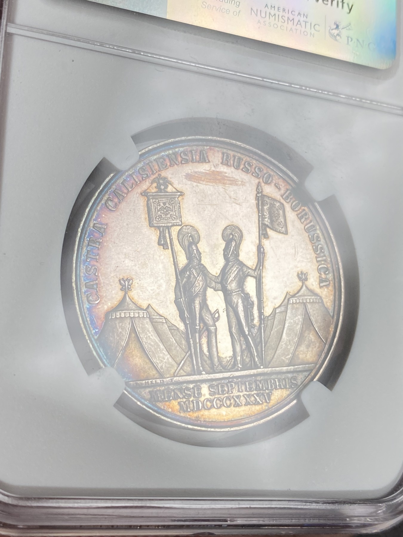 万国钱币拍卖第024期（诸神之战） NGC MS62 1835年沙皇俄国尼古拉一世与普鲁士王国威廉三世举行联合军演纪念银章 沙皇俄国和普鲁士的骑兵站在看台上 后面是军队帐篷 奖章颁发给了演习的参与者 众所周知俄国章是章中贵族 均价统统巨贵 近期一枚拍卖行起拍价就600欧 把握机会