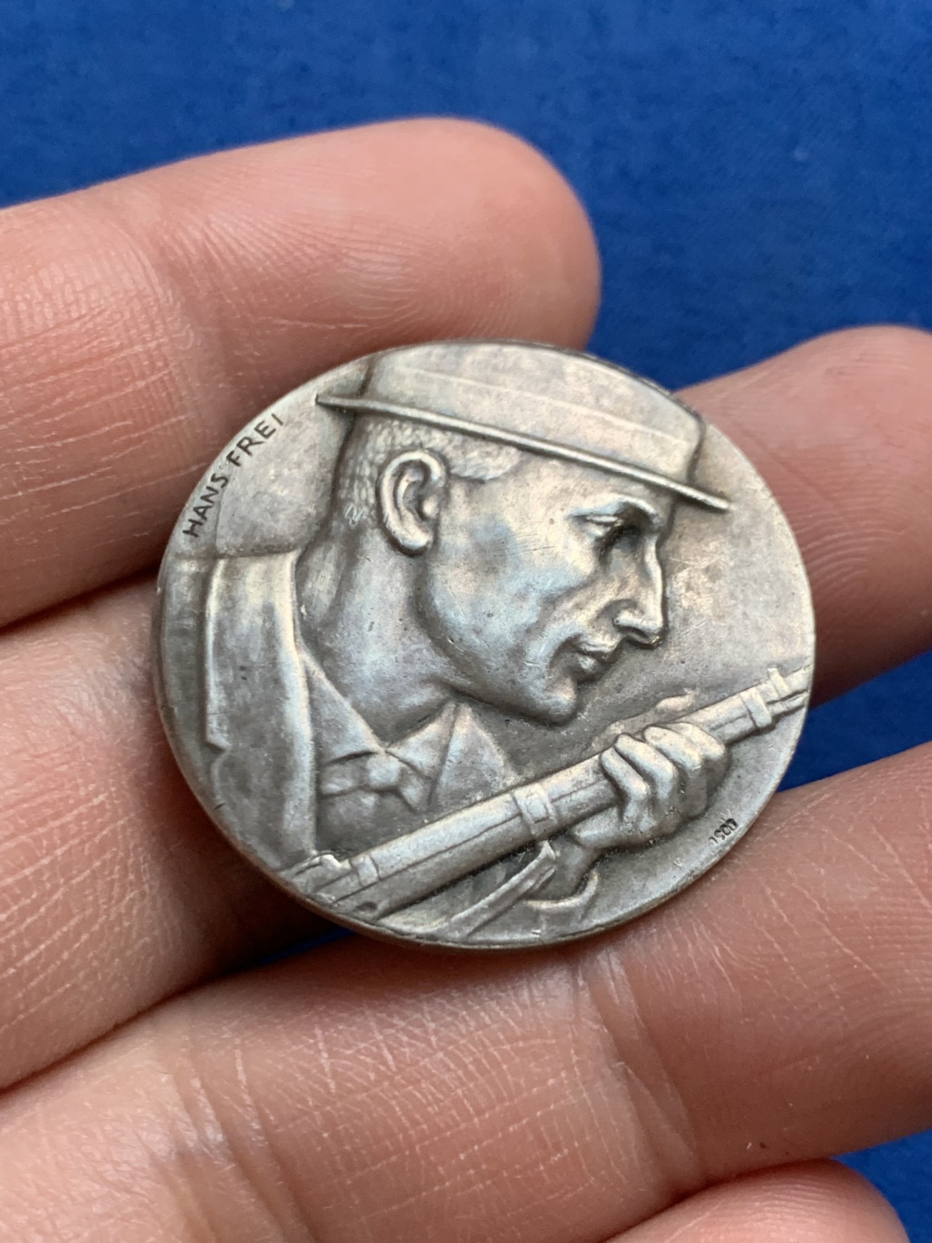 《竞宝斋》第262场-周日，周一，周二 3场连拍 (全场包邮) 稀少品种 存世量70枚 瑞士巴塞尔射击节银章 汉斯.弗雷经典作品 目录编号137a，直径30.2mm 重量13.7g背面底板痕迹原因不明细节见图