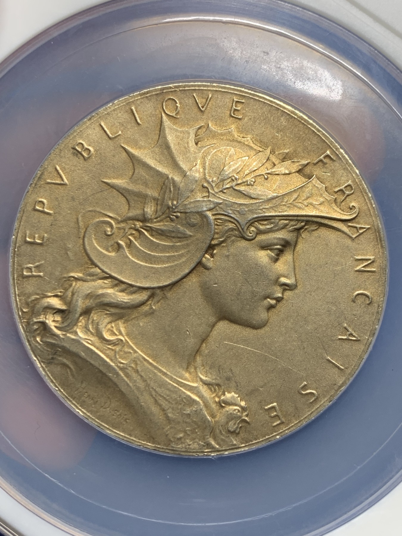 《竞宝斋》第262场-周日，周一，周二 3场连拍 (全场包邮) 法国1905射击节银章，章牌大师杜波瓦(DUBIOS)海马盔甲玛丽安娜代表作品，直径49.7mm 65.4g大型镀金银章，边铭丰饶角Argent银标原铸。双面高浮雕，图案精品艺术性高，这枚自制盒非NGC方便开卸把玩。法国射击节章牌相比德国瑞士低估，好品值得自藏。