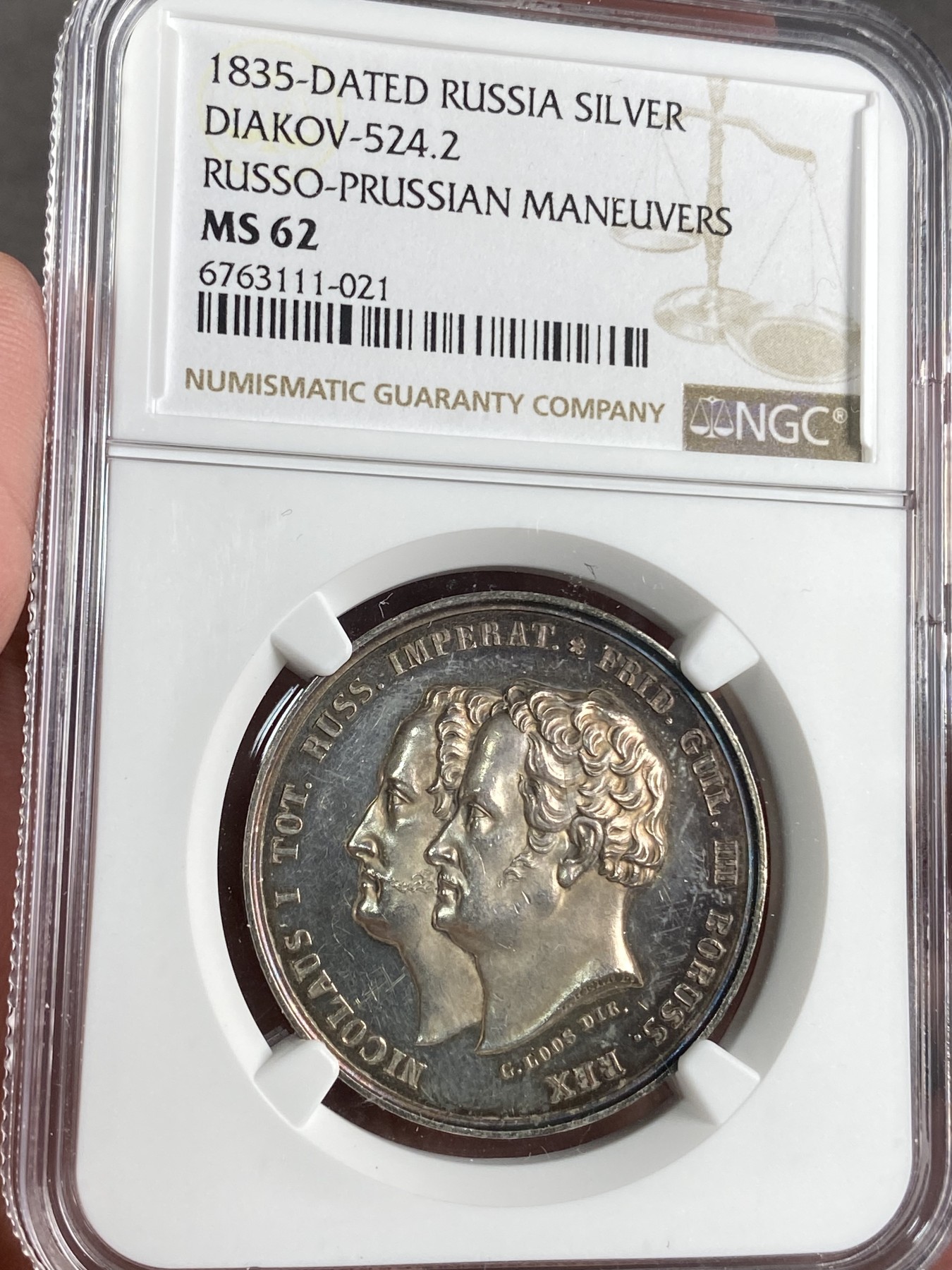 万国钱币拍卖第024期（诸神之战） NGC MS62 1835年沙皇俄国尼古拉一世与普鲁士王国威廉三世举行联合军演纪念银章 沙皇俄国和普鲁士的骑兵站在看台上 后面是军队帐篷 奖章颁发给了演习的参与者 众所周知俄国章是章中贵族 均价统统巨贵 近期一枚拍卖行起拍价就600欧 把握机会