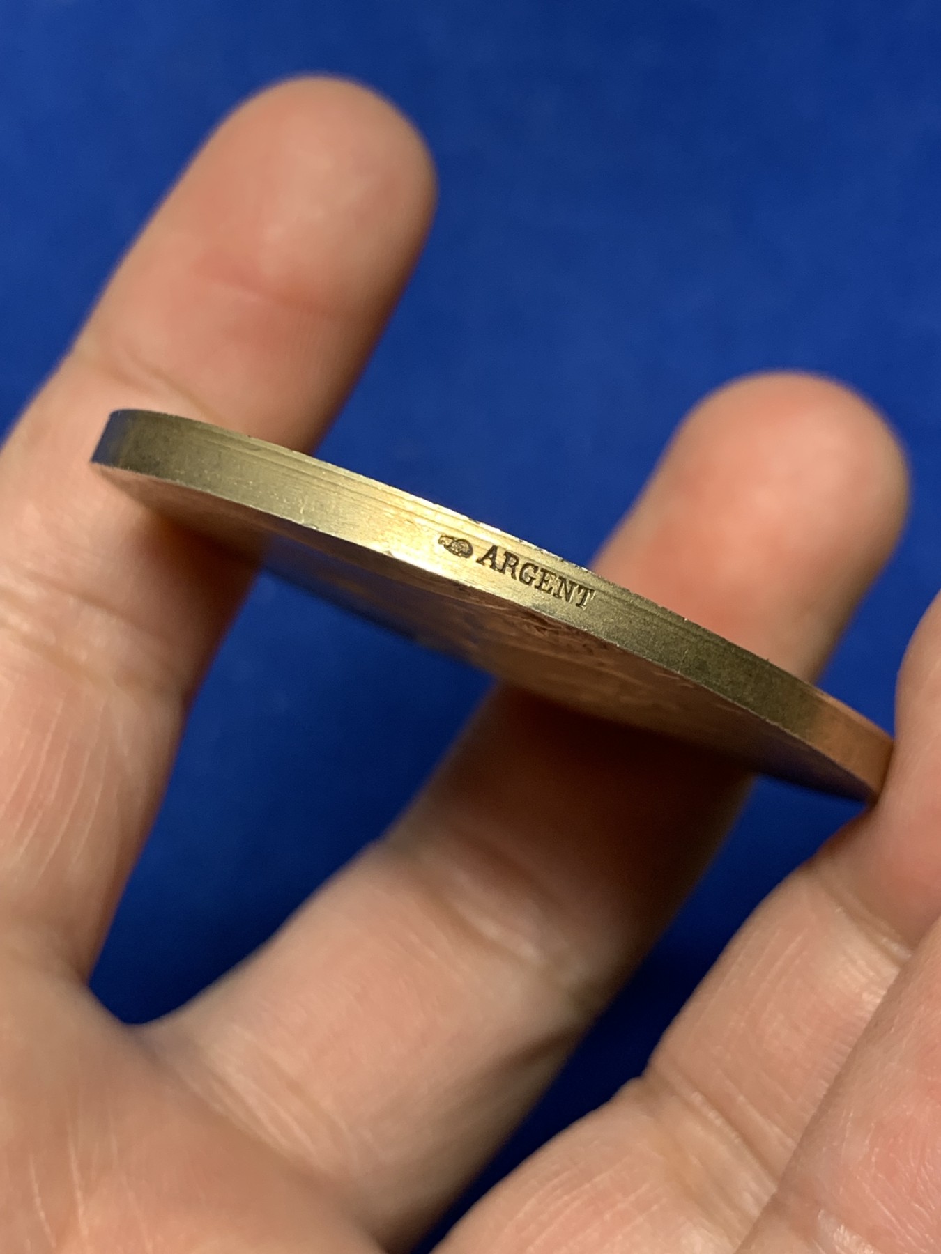 《竞宝斋》第262场-周日，周一，周二 3场连拍 (全场包邮) 法国1905射击节银章，章牌大师杜波瓦(DUBIOS)海马盔甲玛丽安娜代表作品，直径49.7mm 65.4g大型镀金银章，边铭丰饶角Argent银标原铸。双面高浮雕，图案精品艺术性高，这枚自制盒非NGC方便开卸把玩。法国射击节章牌相比德国瑞士低估，好品值得自藏。