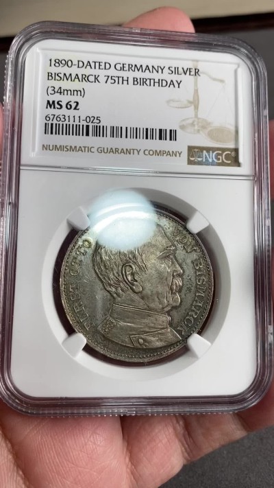 万国钱币拍卖第024期（诸神之战） NGC MS62 1890年德国帝国宰相俾斯麦75岁大寿纪念银章 著名的大炮泰勒为蓝本 整体设计饱满丰富 极其少见的品种 可以与大炮泰勒成双对共藏之 