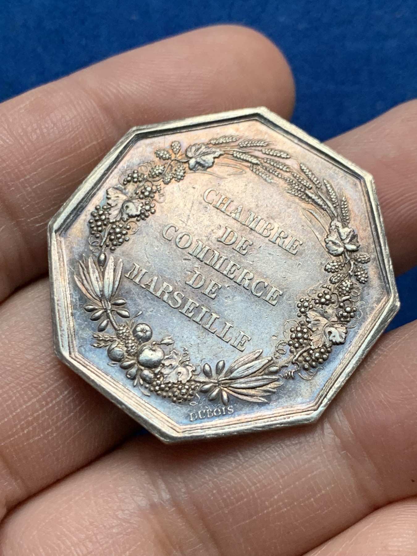 《竞宝斋》第262场-周日，周一，周二 3场连拍 (全场包邮) 法国拿破仑三世马赛商会八角银质代币，19.03g，35.1mm，手指边铭