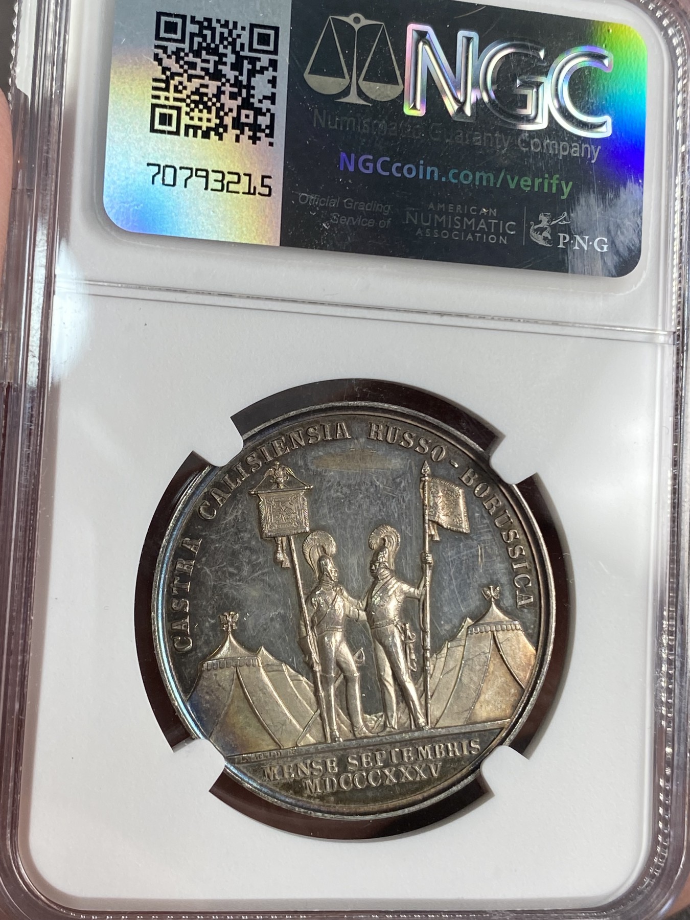 万国钱币拍卖第024期（诸神之战） NGC MS62 1835年沙皇俄国尼古拉一世与普鲁士王国威廉三世举行联合军演纪念银章 沙皇俄国和普鲁士的骑兵站在看台上 后面是军队帐篷 奖章颁发给了演习的参与者 众所周知俄国章是章中贵族 均价统统巨贵 近期一枚拍卖行起拍价就600欧 把握机会