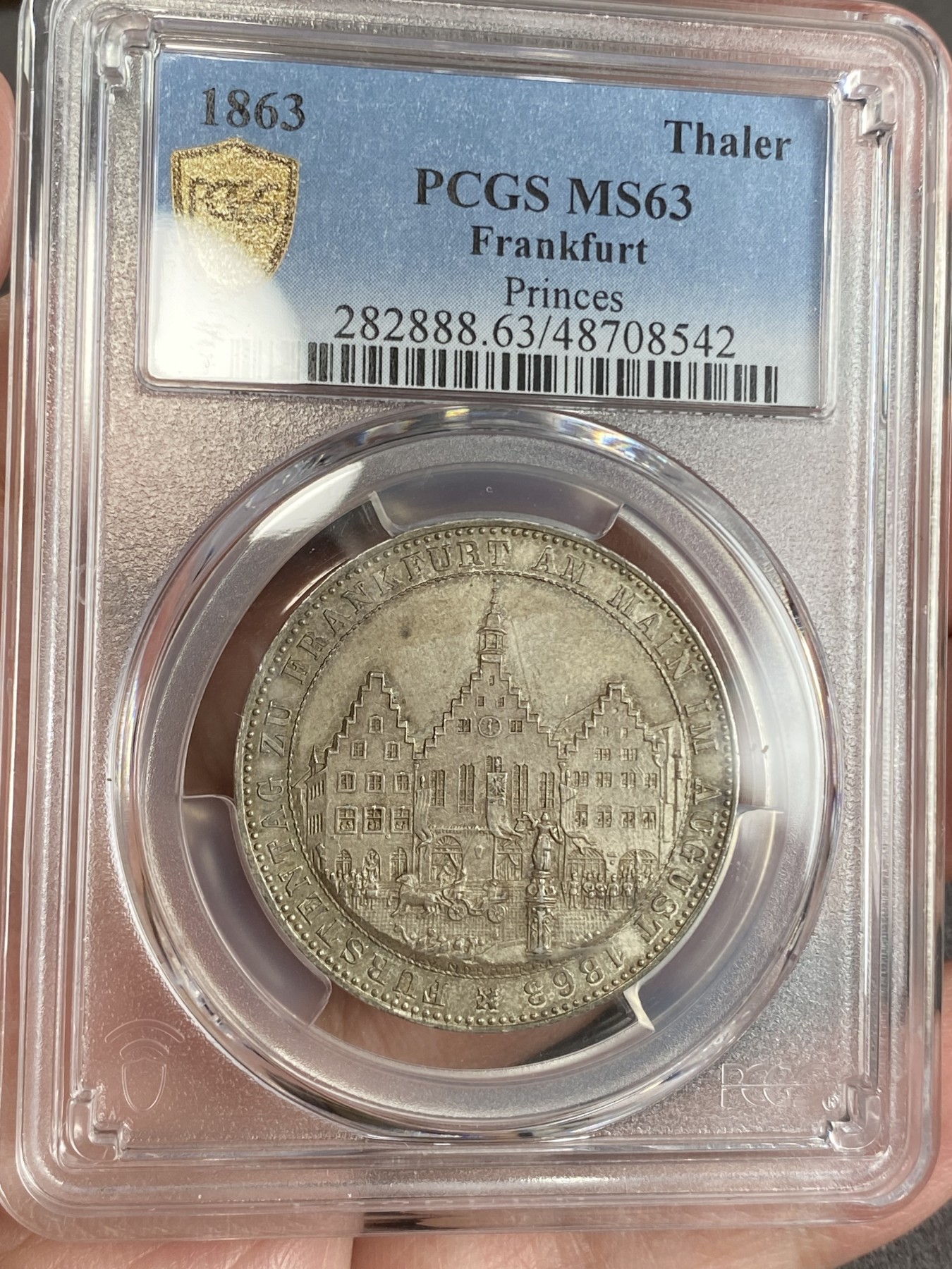 万国钱币拍卖第024期（诸神之战） PCGS MS63 1863年德国法兰克福自由市王子会议景观1泰勒 名誉品种 原味青衣包浆裹身 实物状态非常赞
