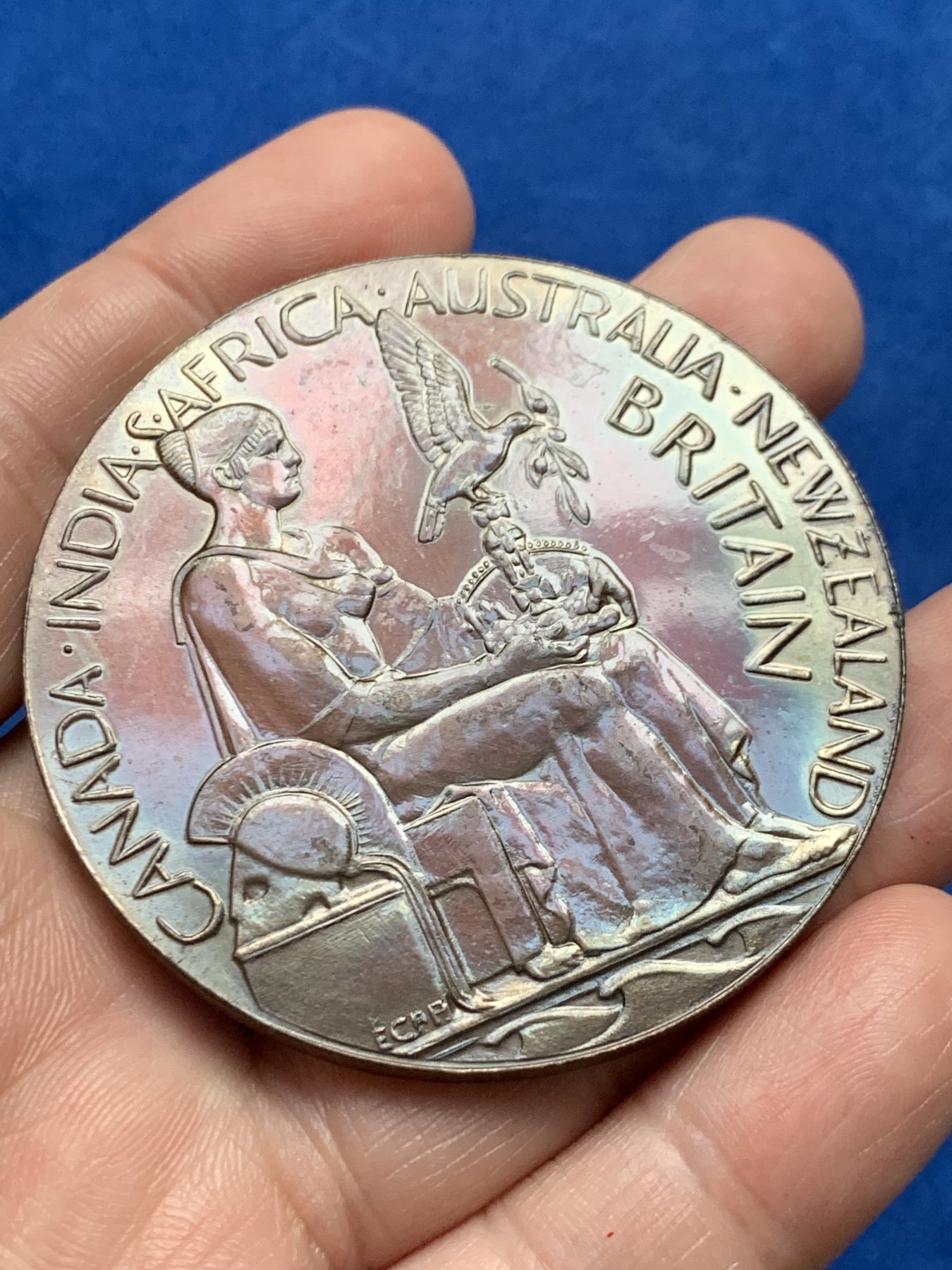 《竞宝斋》第262场-周日，周一，周二 3场连拍 (全场包邮) 英国爱德华八世登基纪念大铜章 BHM-4286 爱美人不爱江山的爱八 很稀有的款式 雕刻精美 品相出色 69.82g 57.4mm 细节见图