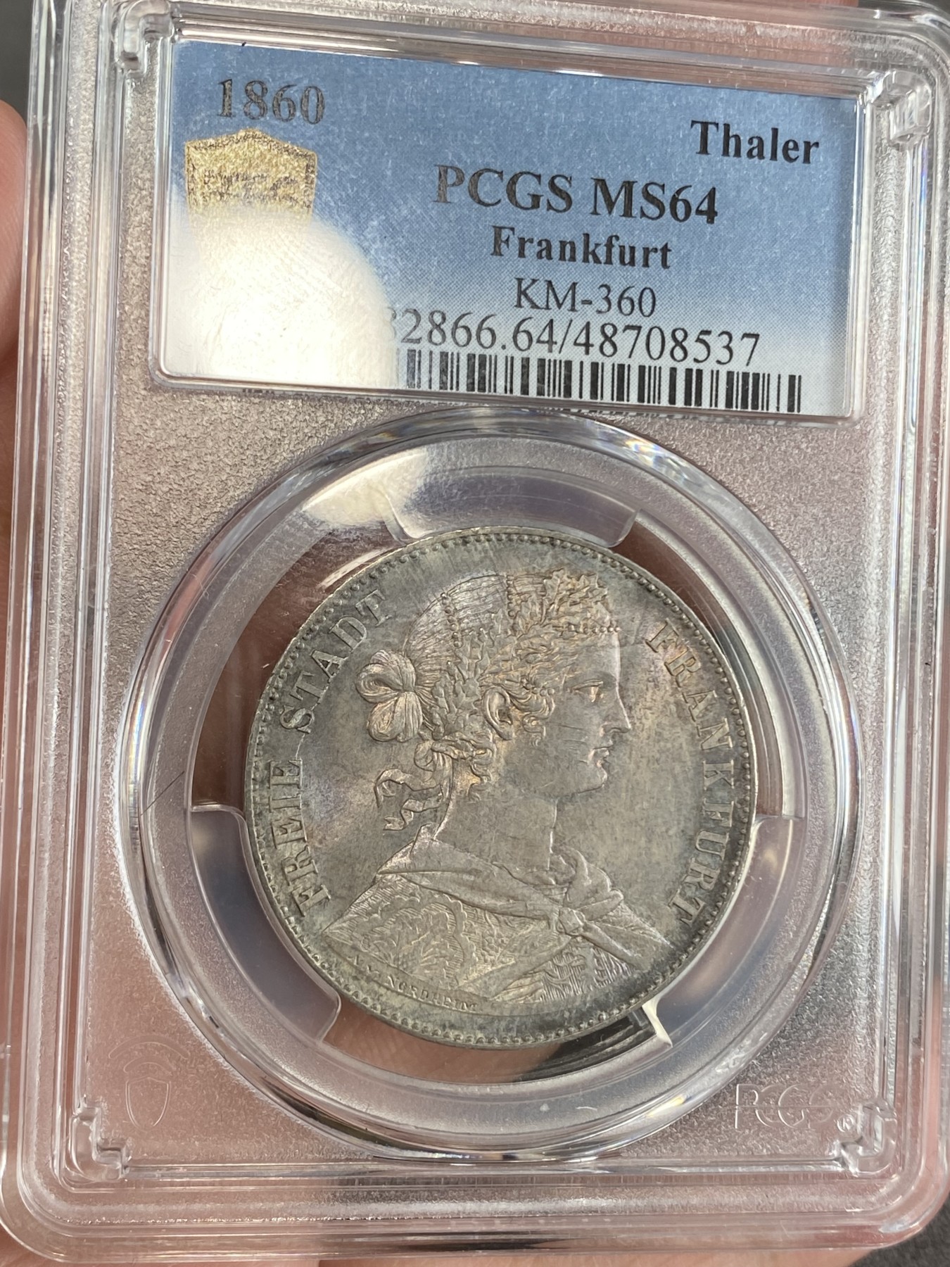 万国钱币拍卖第024期（诸神之战） PCGS MS64 1860年德国法兰克福女神鹰徽流通1泰勒 此版本首年 实物状态蓝金色渐变环彩 实实在在是太漂亮了 一旦上手就放不下来的状态