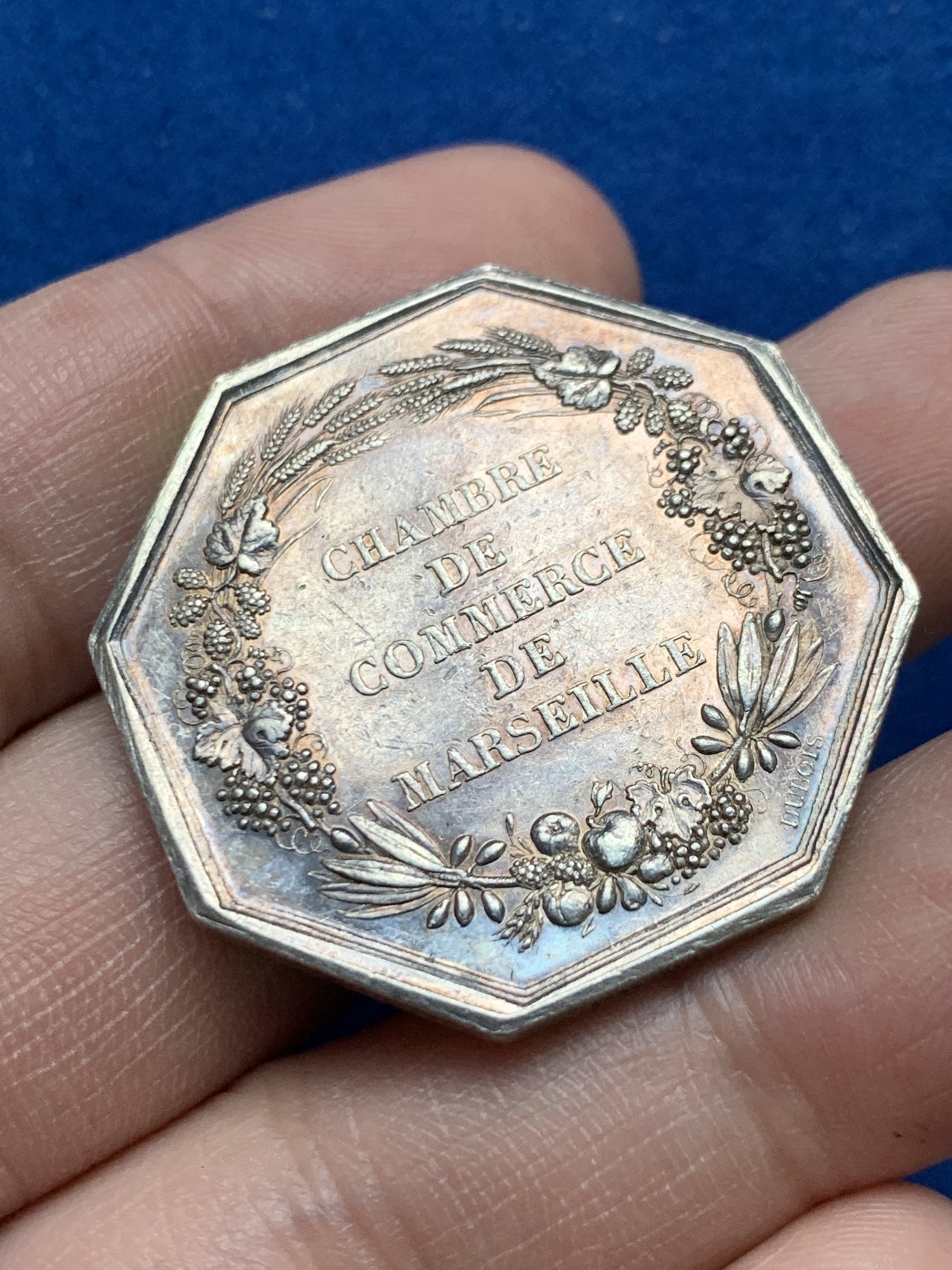 《竞宝斋》第262场-周日，周一，周二 3场连拍 (全场包邮) 法国拿破仑三世马赛商会八角银质代币，19.03g，35.1mm，手指边铭