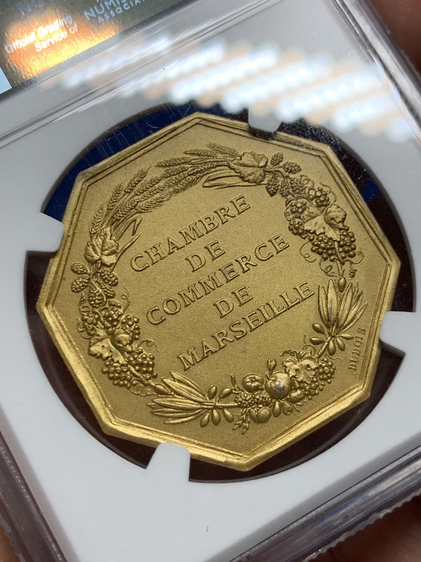 《竞宝斋》第262场-周日，周一，周二 3场连拍 (全场包邮) NGC MS66 法国港口景观八角镀金银质代币，马赛商会