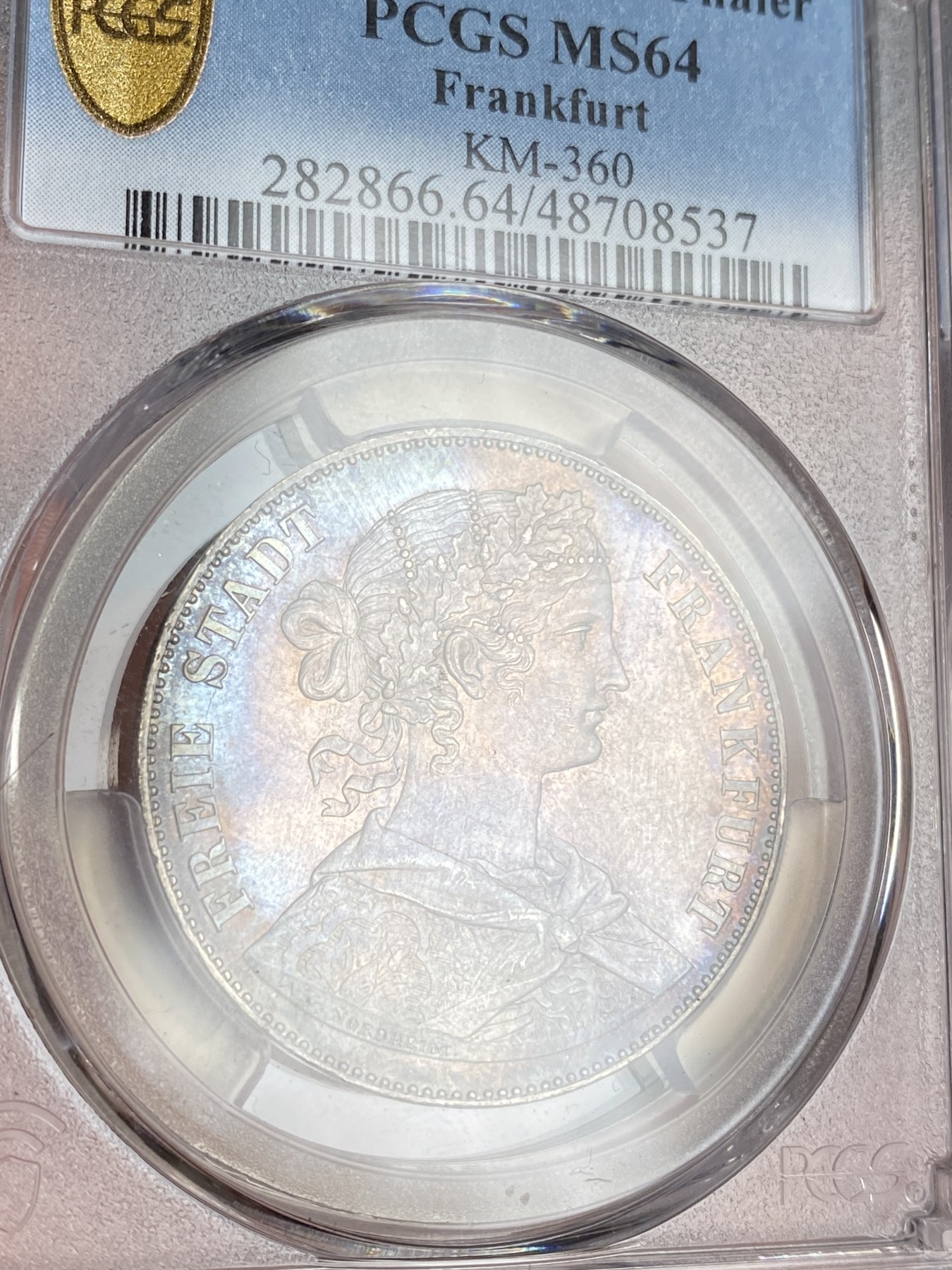 万国钱币拍卖第024期（诸神之战） PCGS MS64 1860年德国法兰克福女神鹰徽流通1泰勒 此版本首年 实物状态蓝金色渐变环彩 实实在在是太漂亮了 一旦上手就放不下来的状态