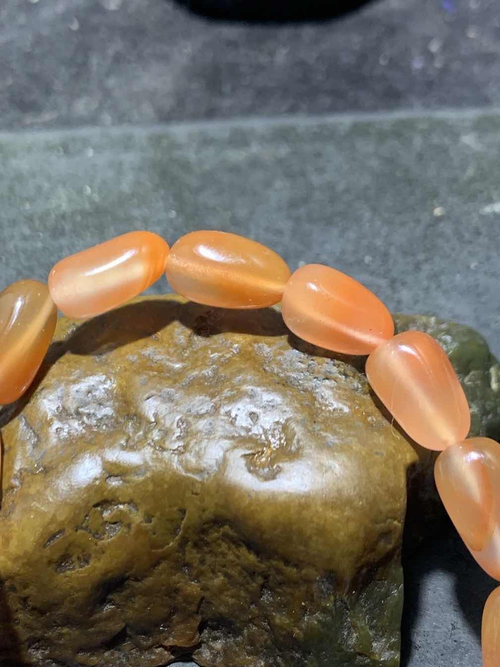 川料南红玛瑙冰飘柿子红石榴籽形单圈手串一条，