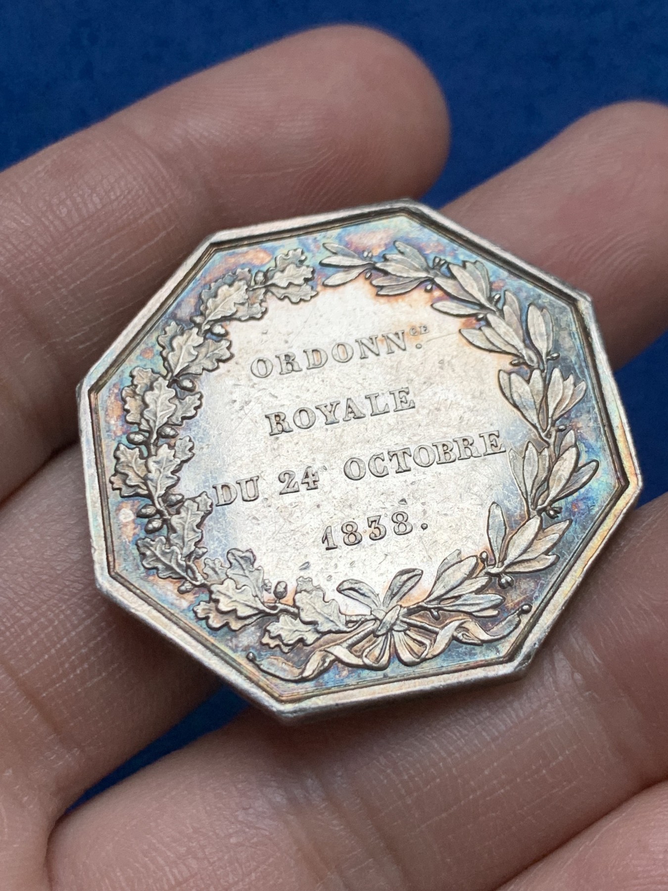 《竞宝斋》第262场-周日，周一，周二 3场连拍 (全场包邮) 法国1838煤炭公司八角银质代币，擦煤球的小天使非常漂亮，少见品种，21克，35.9mm，早期无边铭