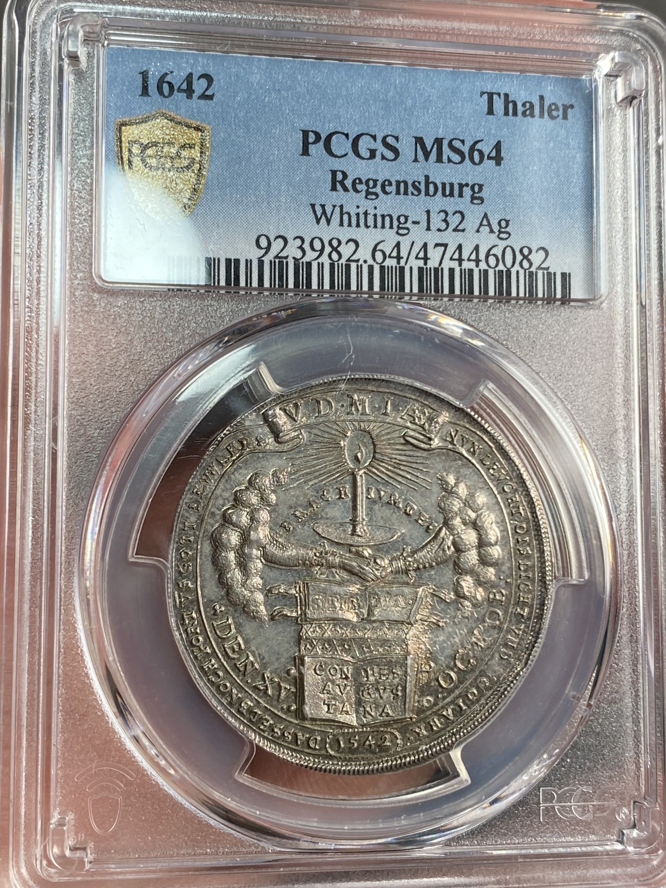 万国钱币拍卖第024期（诸神之战） PCGS MS64 1642年神圣罗马帝国斐迪南三世纪念宗教改革100周年1泰勒 新教《圣经》在烛台之下 背面雷根斯堡双钥匙盾徽 欧洲老包浆轻微镜面 唯一评级 唯一冠军分 目前资料显示为孤品泰勒