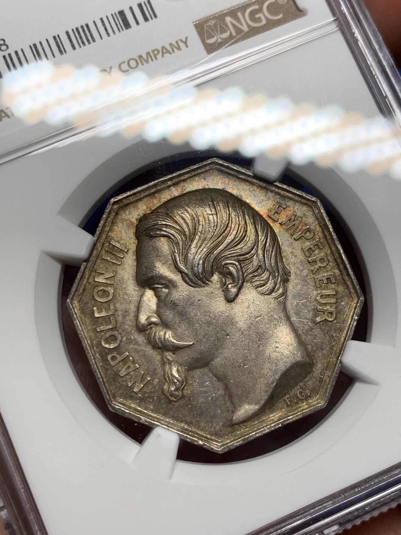 《竞宝斋》第262场-周日，周一，周二 3场连拍 (全场包邮) NGC MS63 法国拿破仑三世头像公共教育部八角银质代币 手指边铭