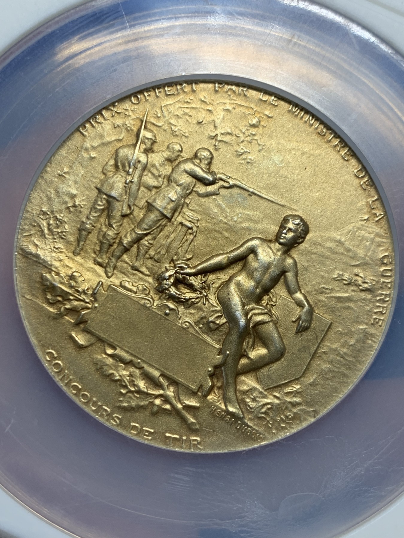 《竞宝斋》第262场-周日，周一，周二 3场连拍 (全场包邮) 法国1905射击节银章，章牌大师杜波瓦(DUBIOS)海马盔甲玛丽安娜代表作品，直径49.7mm 65.4g大型镀金银章，边铭丰饶角Argent银标原铸。双面高浮雕，图案精品艺术性高，这枚自制盒非NGC方便开卸把玩。法国射击节章牌相比德国瑞士低估，好品值得自藏。