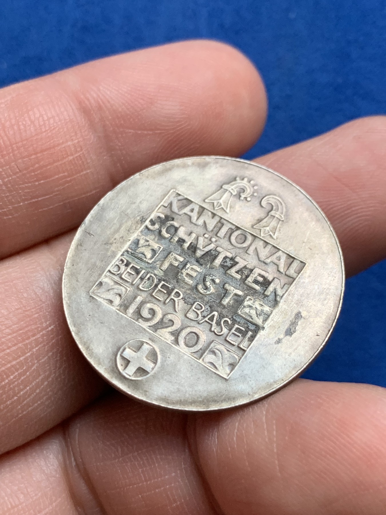 《竞宝斋》第262场-周日，周一，周二 3场连拍 (全场包邮) 稀少品种 存世量70枚 瑞士巴塞尔射击节银章 汉斯.弗雷经典作品 目录编号137a，直径30.2mm 重量13.7g背面底板痕迹原因不明细节见图