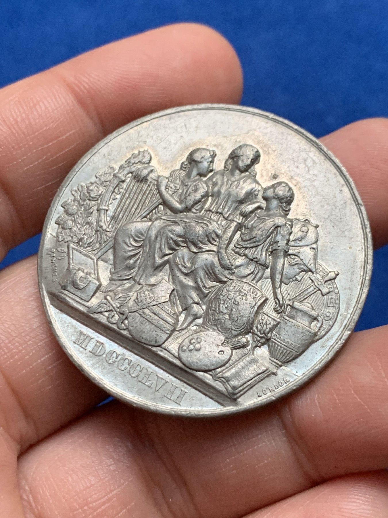 《竞宝斋》第262场-周日，周一，周二 3场连拍 (全场包邮) 英国1857艺术珍宝展览会合金纪念章，BHM编号2606，少见品种品相，带老藏家标签，19.39g，41.3mm