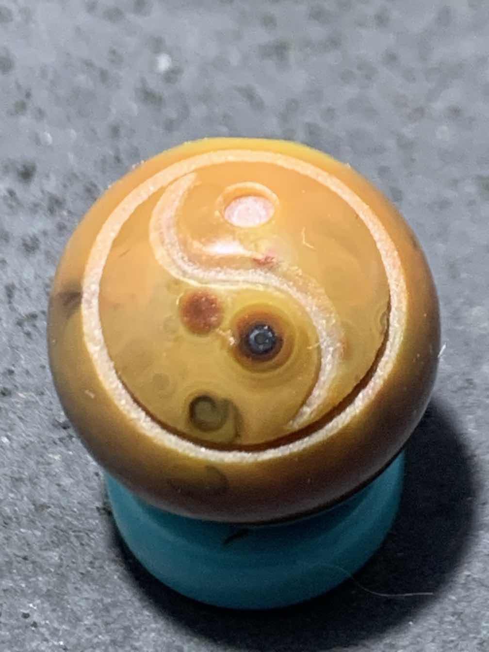 精美战国红玛瑙手工俏色巧雕太极珠一颗！