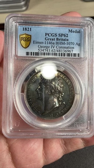 万国钱币拍卖第024期（诸神之战） PCGS SP62 1821年英国乔治四世加冕纪念大银章 焕蓝彩高浮雕英系名誉品种 无论状态还是品相都有非常舒服的表现 近几年稳定上涨品种 刚刚结束的SBP拍卖61分成交价1200美金