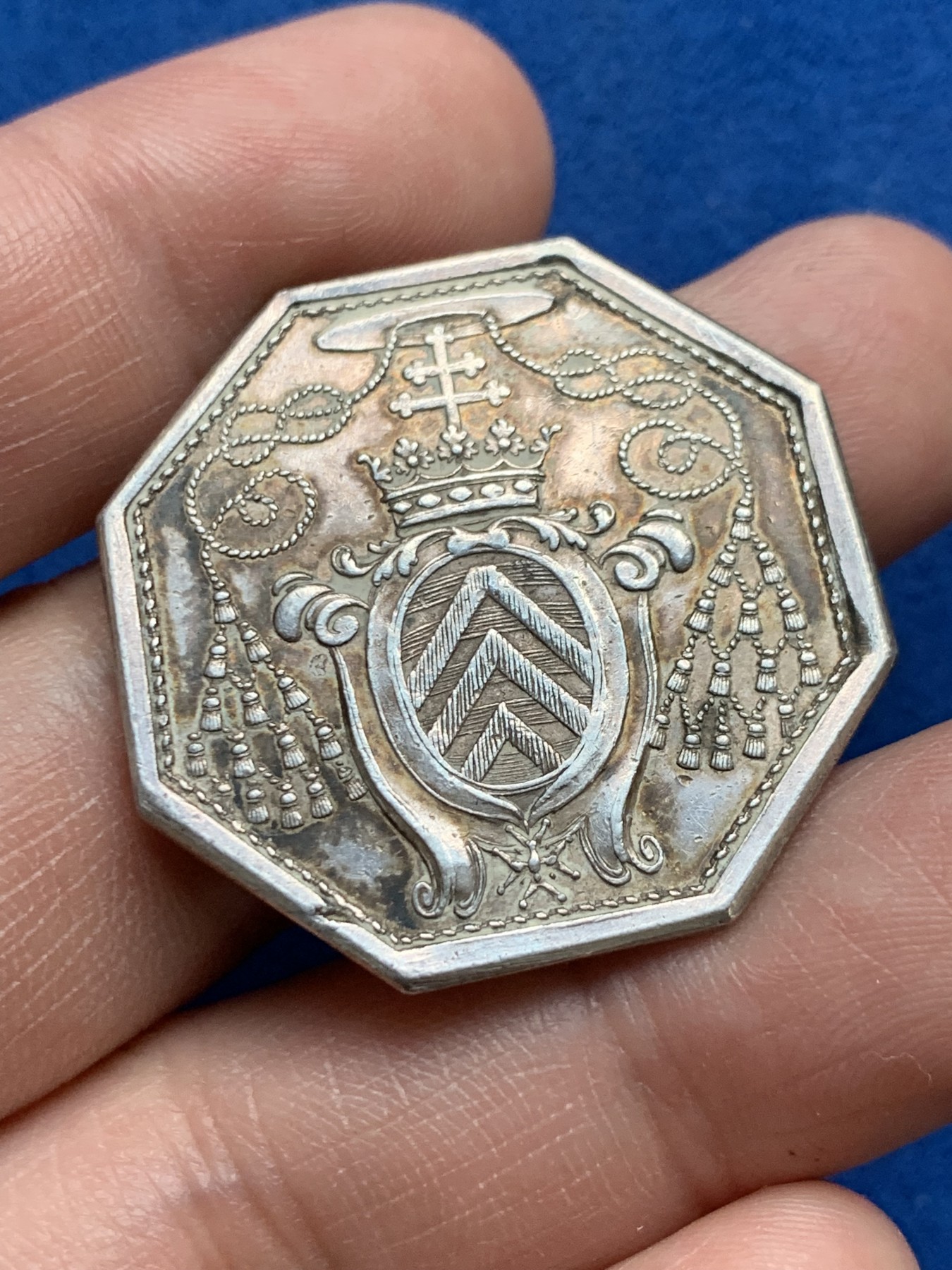 《竞宝斋》第262场-周日，周一，周二 3场连拍 (全场包邮) 法国1759-1791年鲁昂神职人员和教堂银质八角代币 13.48克 33.6mm