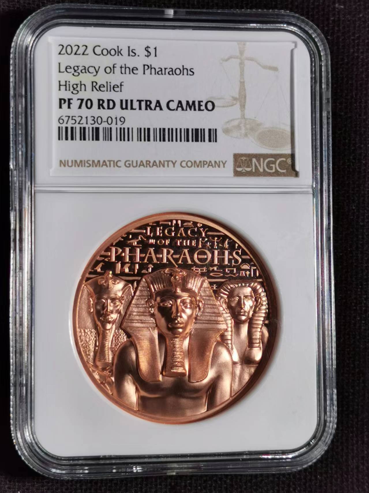 刘世昌艺术品销售中心～虎踞龙蟠*金杨在线联拍群第509期  库克2022年埃及法老的遗产～吉萨金字塔双面高浮雕仿古精制纪念铜币（NGC PF70RD UC 串号：6752130-019）1枚。