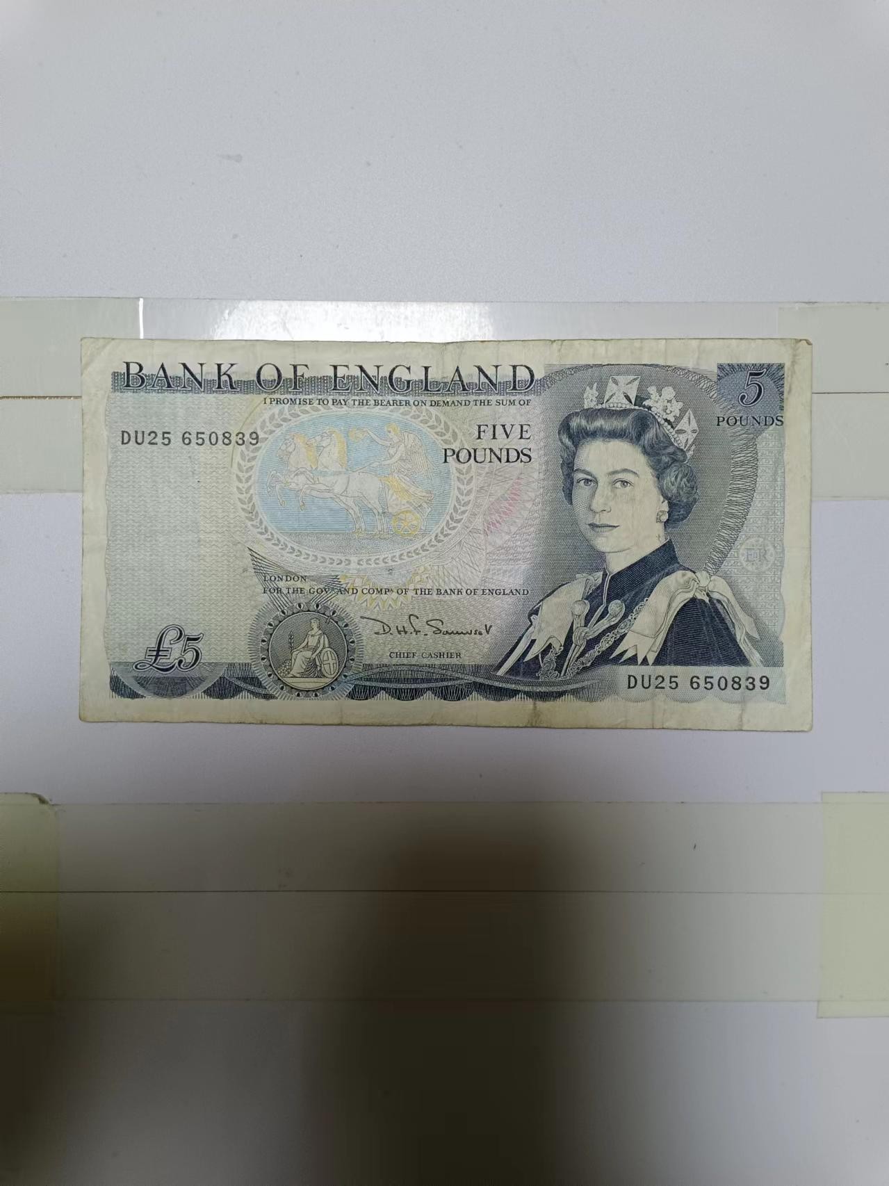 【20230427】非全新纸币第132场 英国D序列5镑，有小裂缝