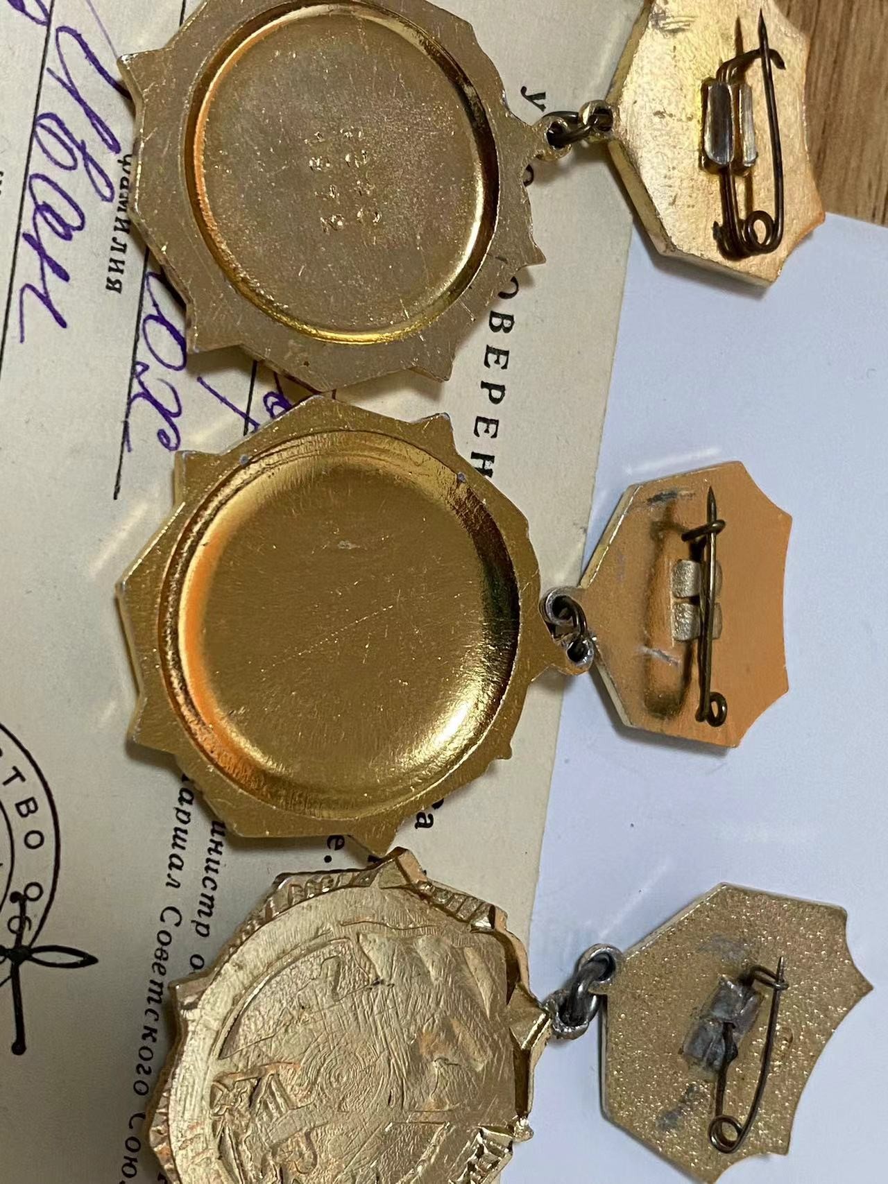 苏联勋章奖章4月23日拍卖第九期4月28日晚上九点结束 苏联25年胜利徽章3枚分别是不同的版本 送一个证书 颁发给不同机构或者地区的第一种厂标在中间略小 这个最重第二种无标记版本  第三种感觉比较稀有标记在上挂背面浮雕浮雕这个最轻