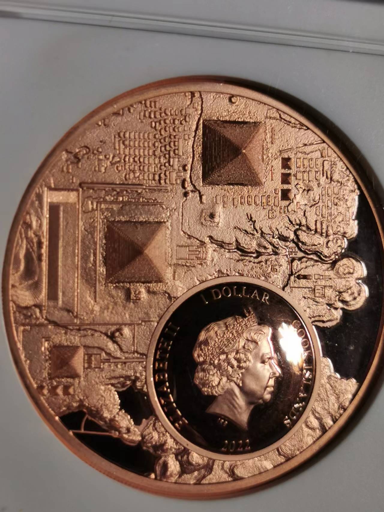 刘世昌艺术品销售中心～虎踞龙蟠*金杨在线联拍群第509期  库克2022年埃及法老的遗产～吉萨金字塔双面高浮雕仿古精制纪念铜币（NGC PF70RD UC 串号：6752130-019）1枚。