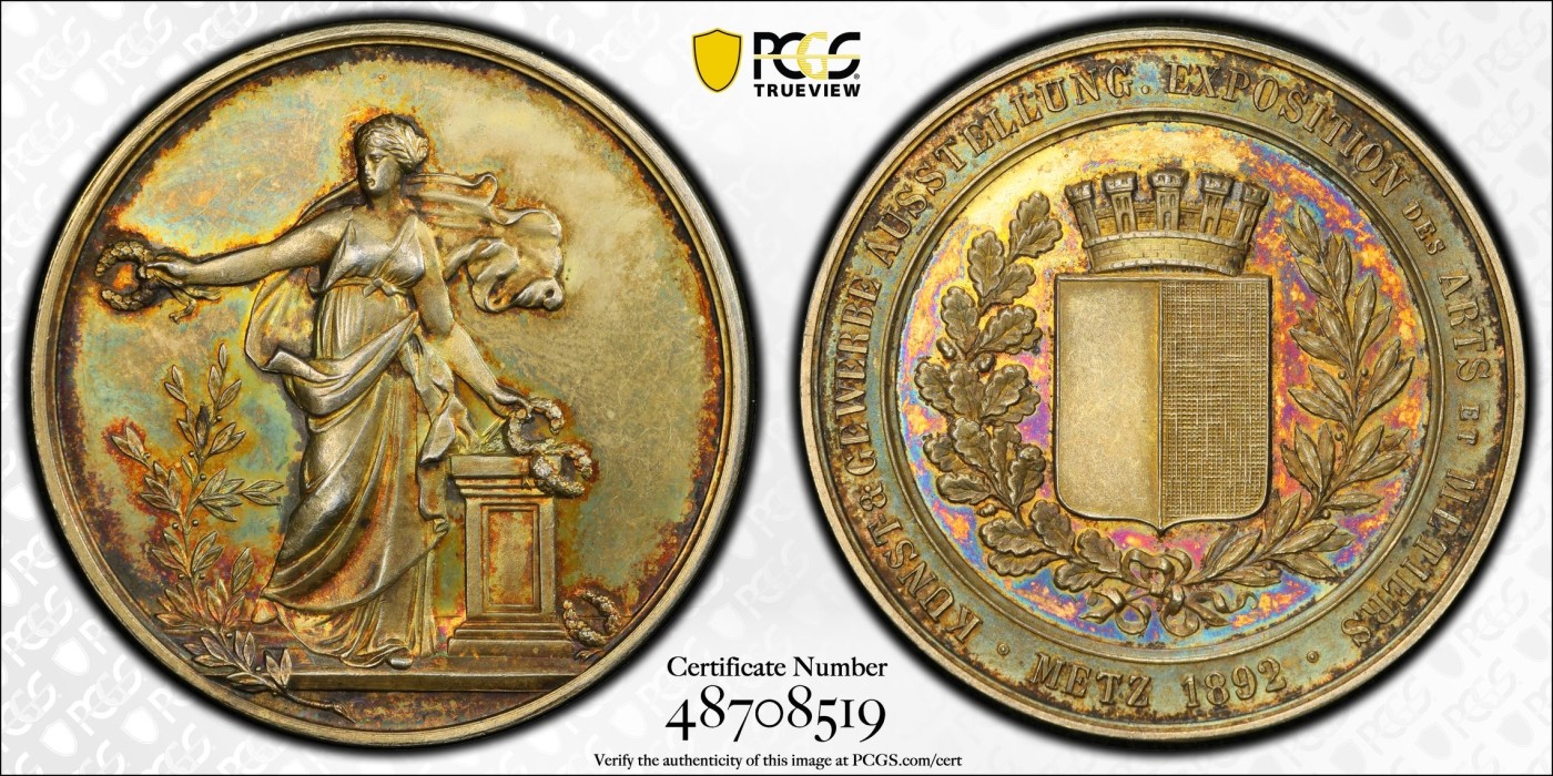 万国钱币拍卖第024期（诸神之战） PCGS SP63 1892年SP63法国梅斯艺术与贸易博览会纪念大银章 PC唯一冠军分 41mm 24.2g 梅斯女神授予花环 极致的炫彩包浆 橡树叶与橄榄枝环绕精致盾徽
