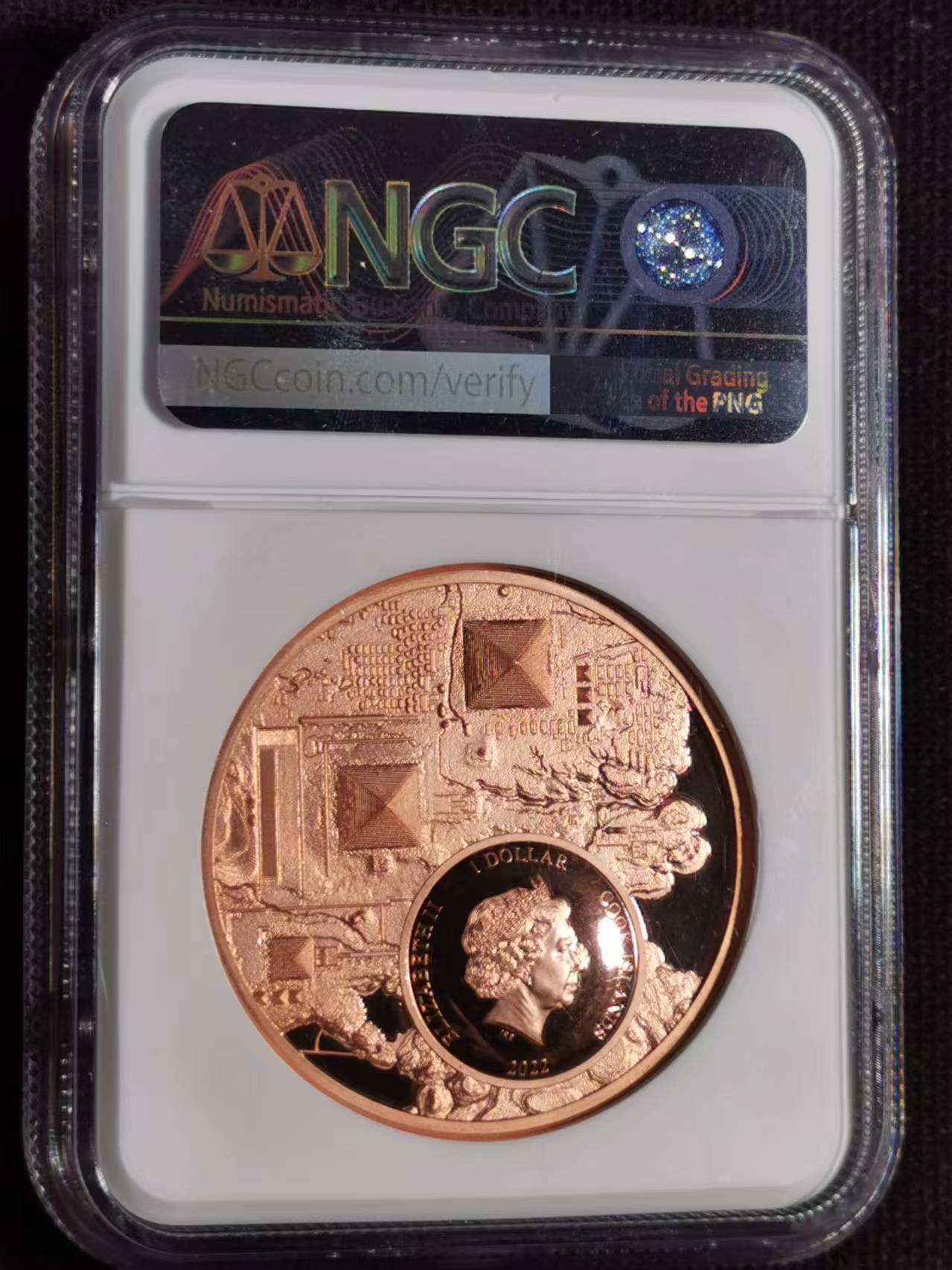 刘世昌艺术品销售中心～虎踞龙蟠*金杨在线联拍群第509期  库克2022年埃及法老的遗产～吉萨金字塔双面高浮雕仿古精制纪念铜币（NGC PF70RD UC 串号：6752130-019）1枚。