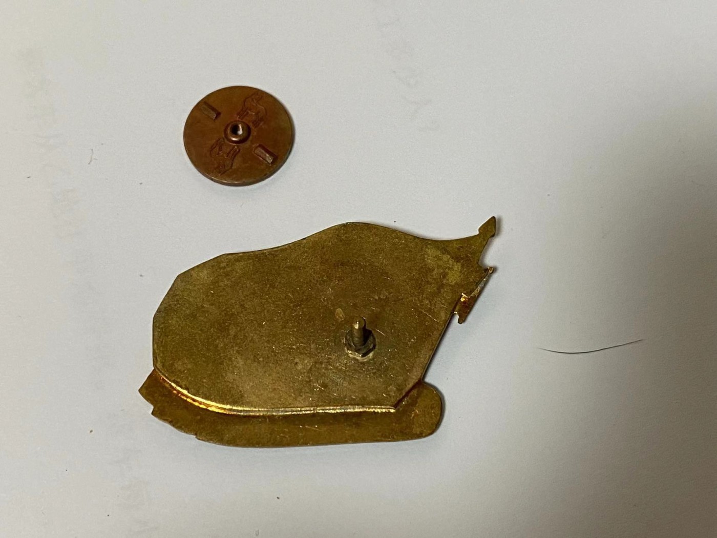 苏联勋章奖章4月23日拍卖第九期4月28日晚上九点结束 非常精美的苏联塔吉克斯塔共青团徽章  铜质珐琅 尺寸在4cm*3cm  非常精美的潜艇 可拆分 双层设计珐琅佩戴痕迹 无磕碰  塔吉克斯坦的 这个系列挺少见的 尤其是比较小的加盟国 做工精美又少见 有兴趣的可以去查下资料  物超所值 Комсомоле ц  таджикистана