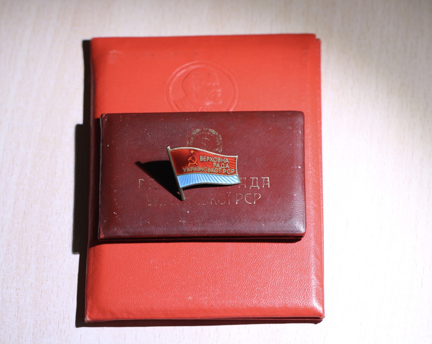 大猫徽章拍 第246期 苏联第9届最高苏维埃民族院乌克兰代表证章 带乘车证和劳动红旗荣誉摄影册 