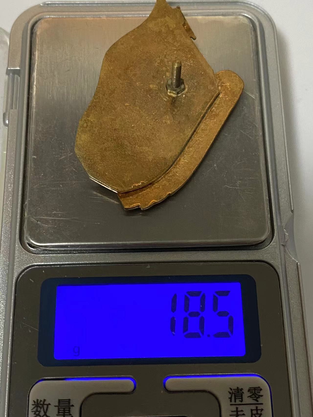 苏联勋章奖章4月23日拍卖第九期4月28日晚上九点结束 非常精美的苏联塔吉克斯塔共青团徽章  铜质珐琅 尺寸在4cm*3cm  非常精美的潜艇 可拆分 双层设计珐琅佩戴痕迹 无磕碰  塔吉克斯坦的 这个系列挺少见的 尤其是比较小的加盟国 做工精美又少见 有兴趣的可以去查下资料  物超所值 Комсомоле ц  таджикистана
