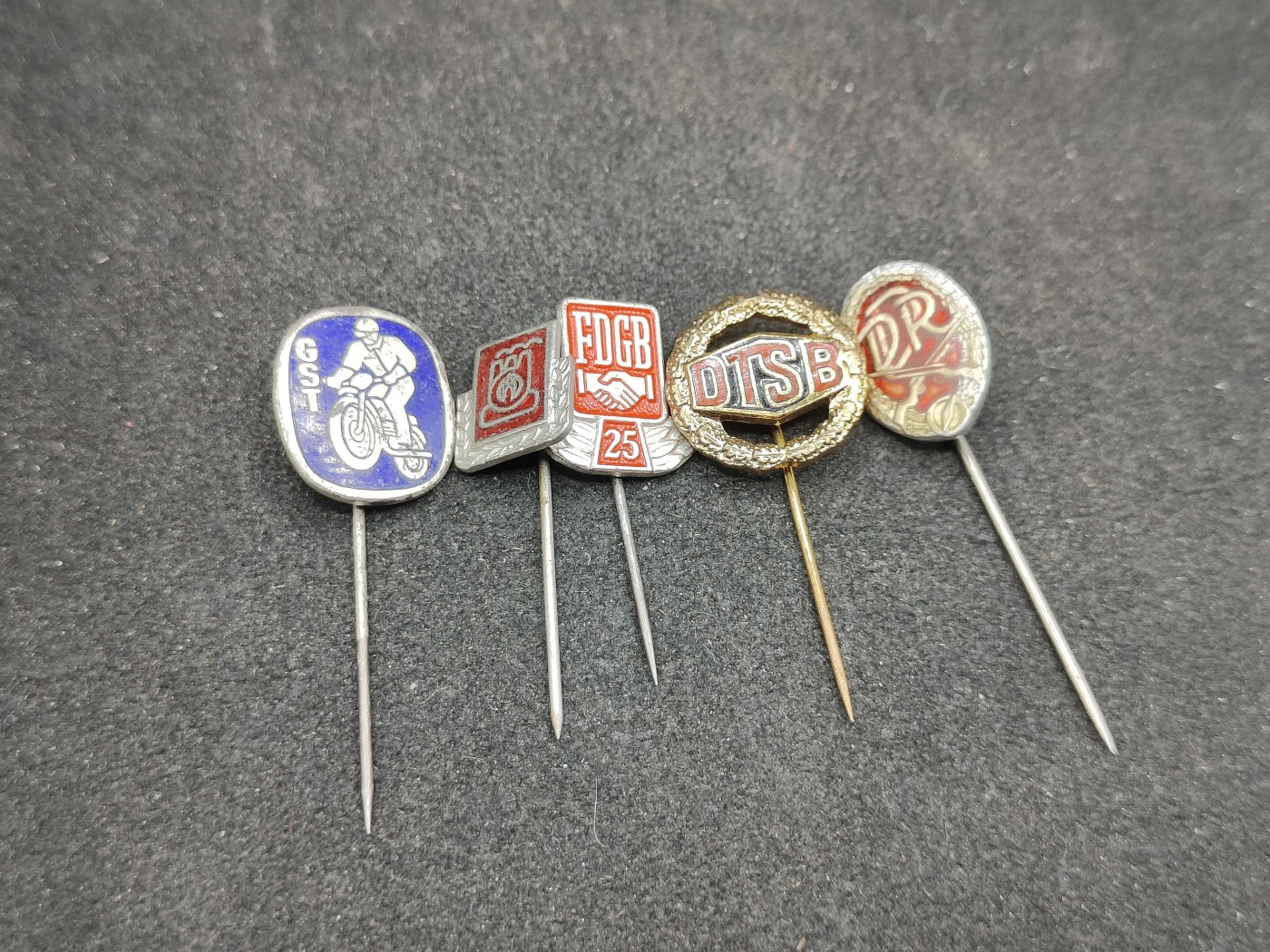 全场0元起拍 第151期 咸鱼国勋章拍卖专场 4月28日（周日）下午6：00开始 东德徽章一组五个