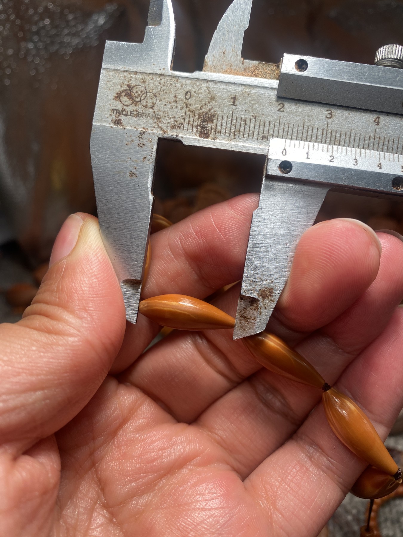 苏工手工核雕放.漏价 福利苏工核雕，纯手工雕刻微型小籽手串，个性好玩，市场罕见，非市场通货，尺寸0。75x2.2喜欢的来