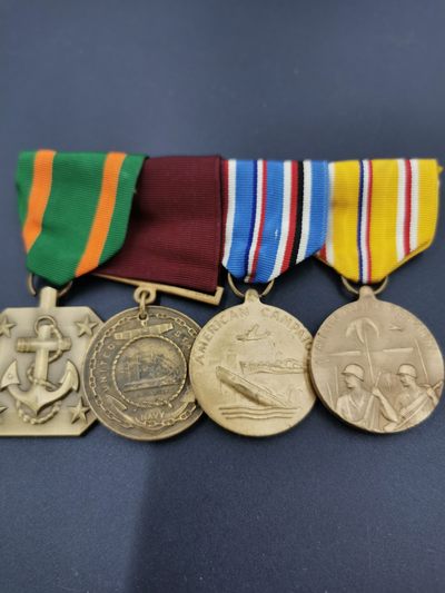 老王徽章第三十七期 - 美国海军二战亚太对日作战四联排奖章   早期手缝版，海军品德优良奖章带刻名，1947念授予Robert Louis Waltman，此人1927年出生，2018年以90岁高龄去世，在海军服役30年，先后参加了二战韩战和越战，随后专业到邮政系统工作了19年