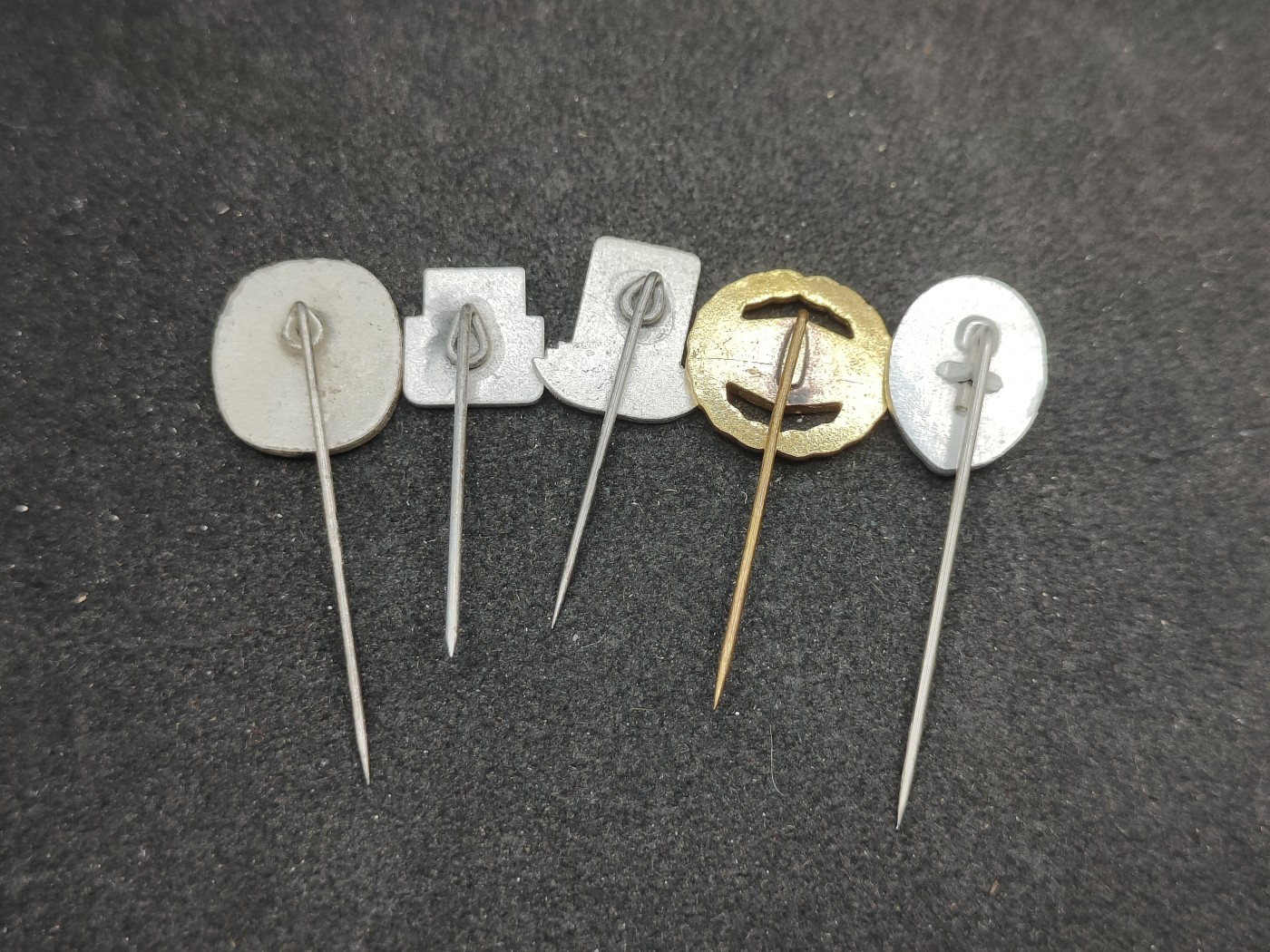 全场0元起拍 第151期 咸鱼国勋章拍卖专场 4月28日（周日）下午6：00开始 东德徽章一组五个