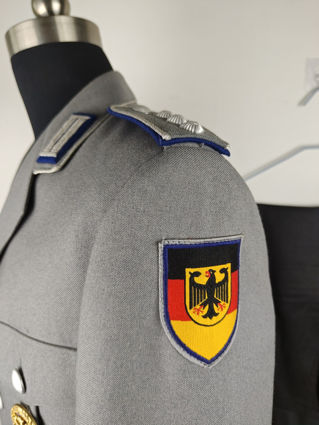 全场0元起拍 第151期 咸鱼国勋章拍卖专场 4月28日（周日）下午6：00开始 西德军医尉官常服一套胸围104 肩宽44 衣长85 袖长68 腰围82 裤长113