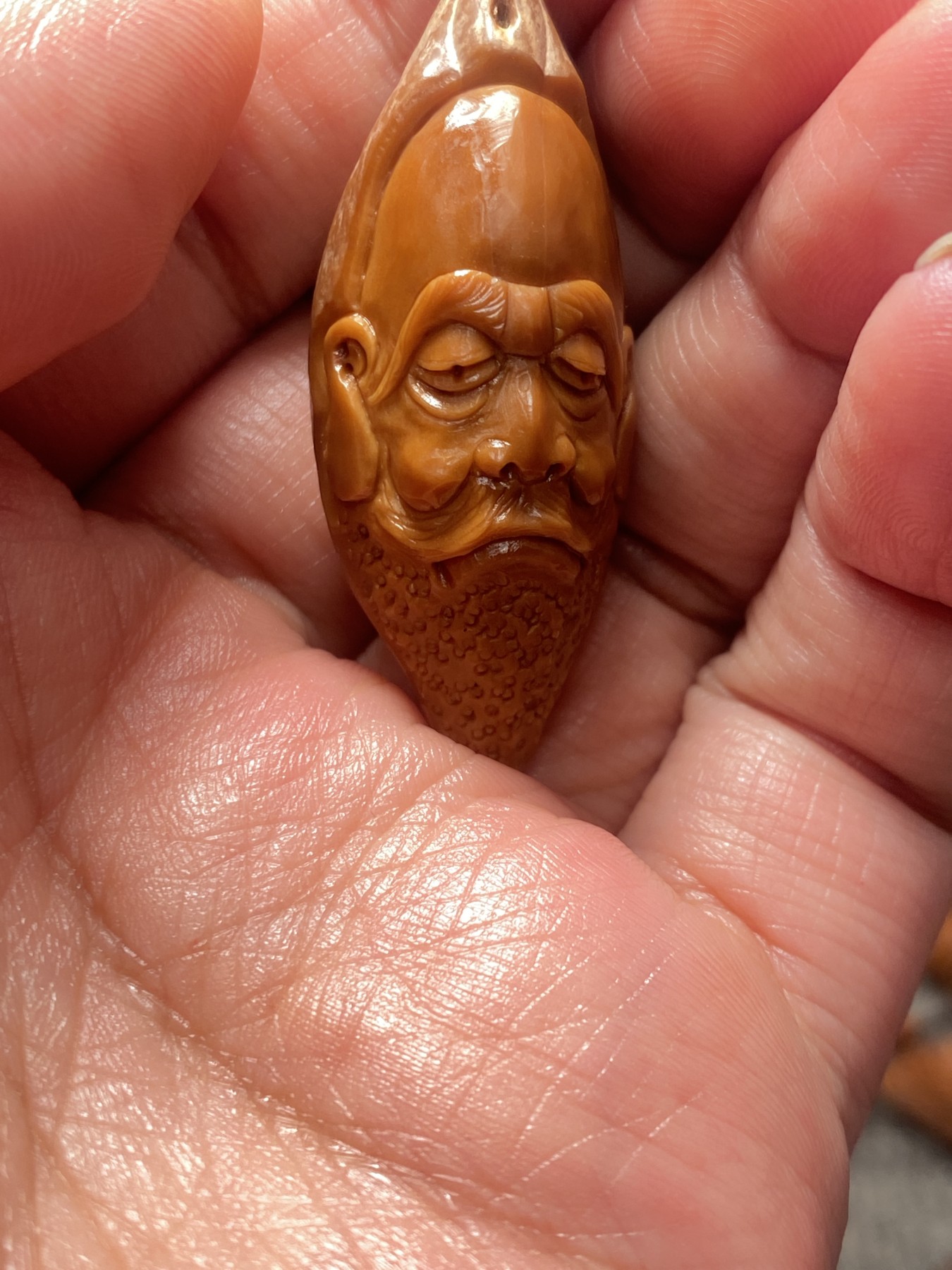 苏工手工核雕放.漏价 福利苏工核雕，纯手工雕刻超长达摩，个性立体非市场通货，尺寸1。9x4。7喜欢的来