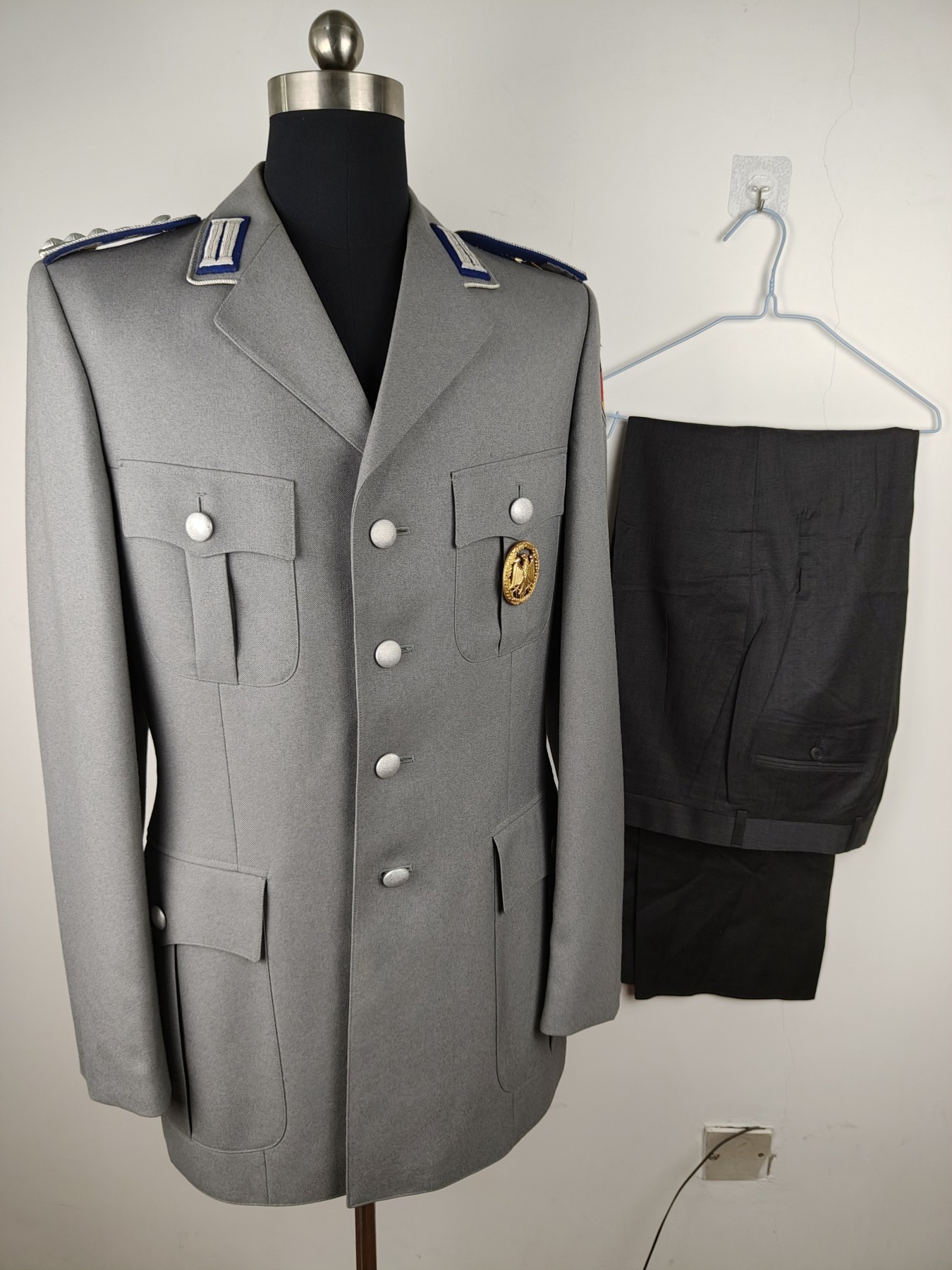 全场0元起拍 第151期 咸鱼国勋章拍卖专场 4月28日（周日）下午6：00开始 西德军医尉官常服一套胸围104 肩宽44 衣长85 袖长68 腰围82 裤长113