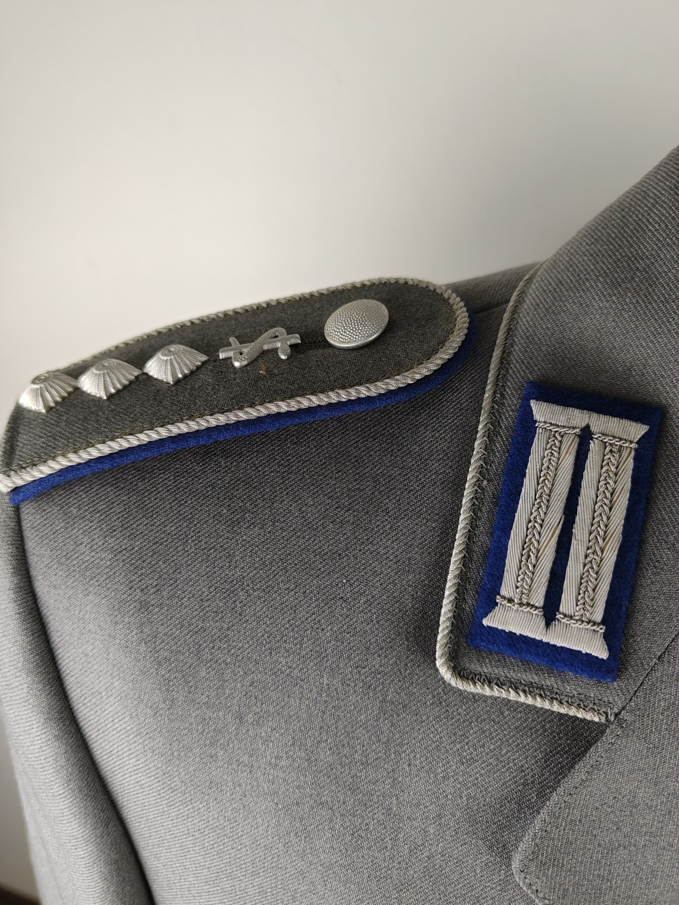 全场0元起拍 第151期 咸鱼国勋章拍卖专场 4月28日（周日）下午6：00开始 西德军医尉官常服一套胸围104 肩宽44 衣长85 袖长68 腰围82 裤长113