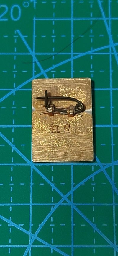 毛主席像章、徽章拍场，都是精品小章 🔥🔥东方红🔥🔥毛主席像章，背面有铭文：红卫，可佩戴